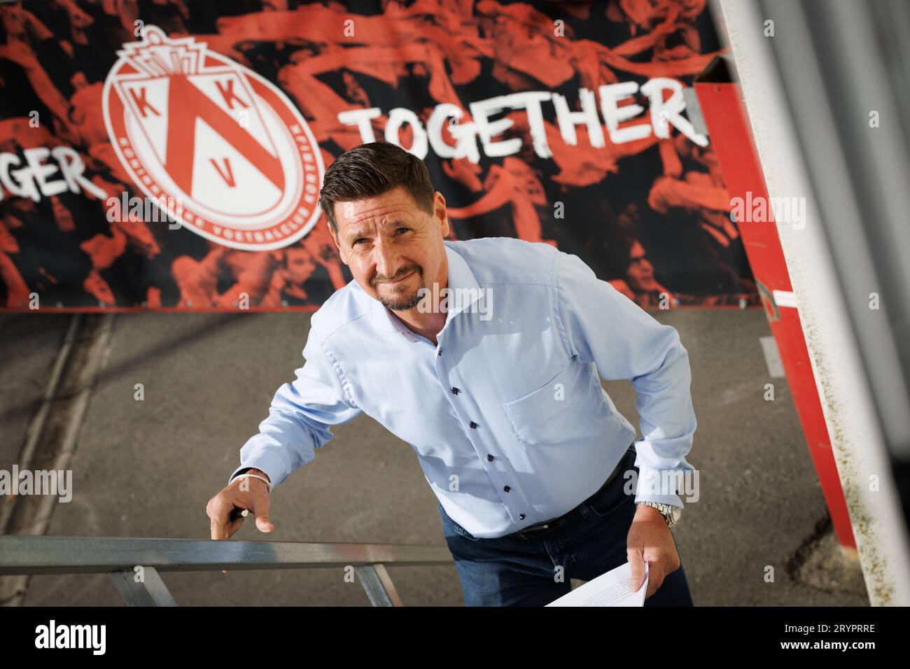 Kortrijk, Belgien. Oktober 2023. Kortrijks neuer Cheftrainer Glen de Boeck wurde auf einer Pressekonferenz des belgischen Fußballteams KV Kortrijk vorgestellt, um seinen neuen Trainer am Montag, den 2. Oktober 2023, in Kortrijk zu präsentieren. BELGA PHOTO KURT DESPLENTER Credit: Belga News Agency/Alamy Live News Stockfoto