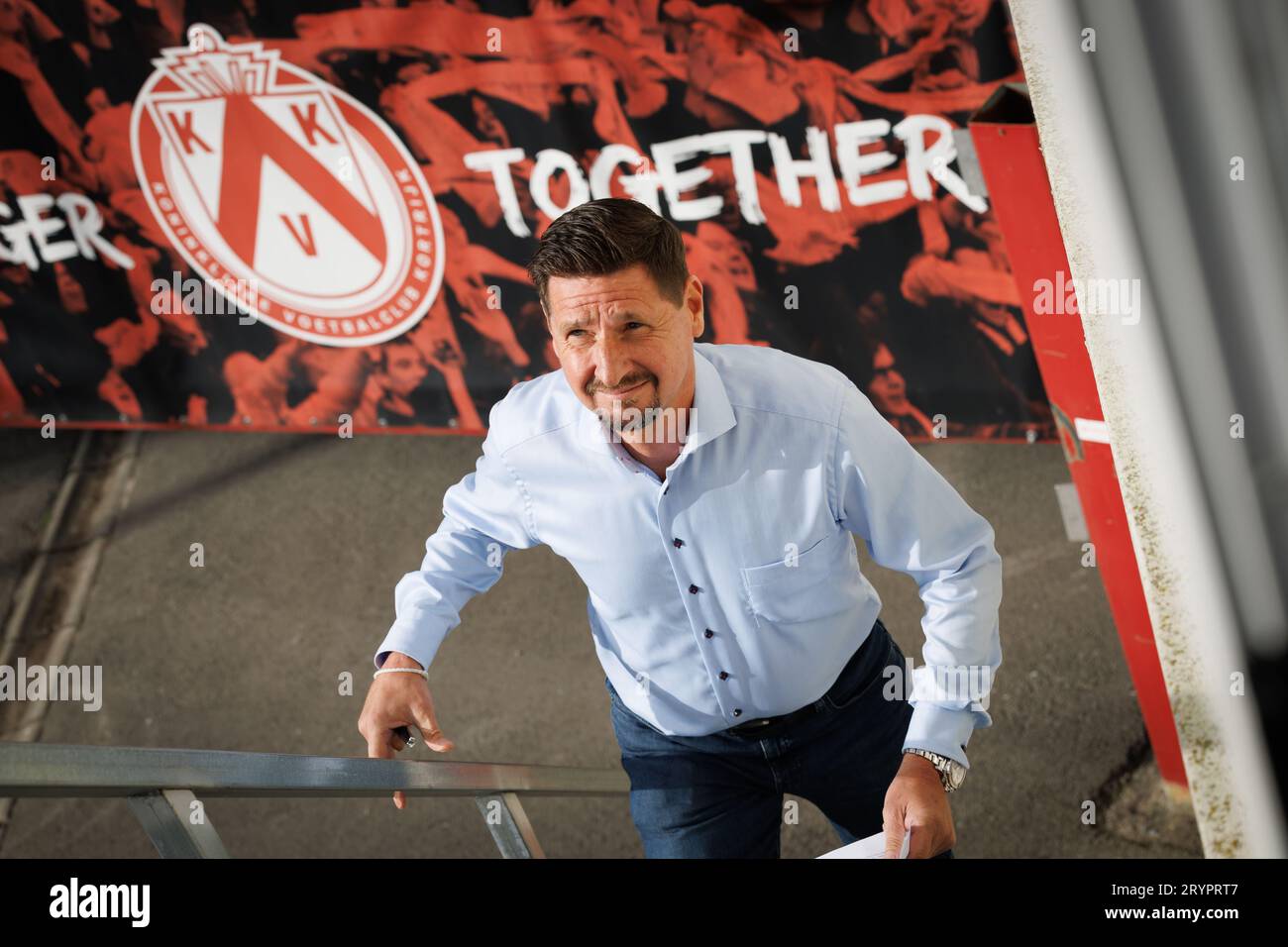 Kortrijk, Belgien. Oktober 2023. Kortrijks neuer Cheftrainer Glen de Boeck wurde auf einer Pressekonferenz des belgischen Fußballteams KV Kortrijk vorgestellt, um seinen neuen Trainer am Montag, den 2. Oktober 2023, in Kortrijk zu präsentieren. BELGA PHOTO KURT DESPLENTER Credit: Belga News Agency/Alamy Live News Stockfoto