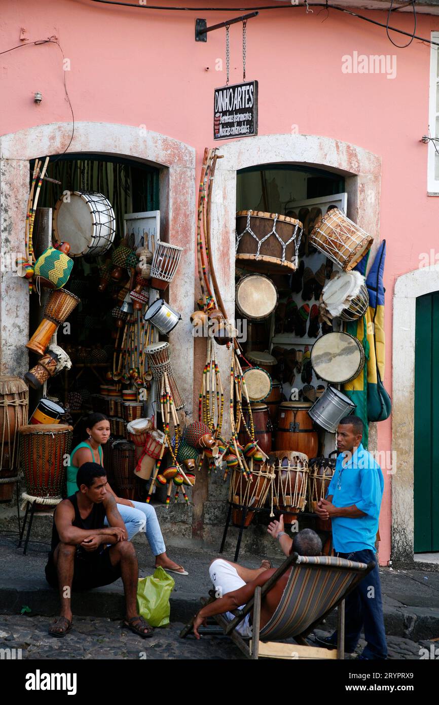 Trommeln-Shop im Largo de Pelourinho in Salvador, Bahia, Brasilien. Stockfoto