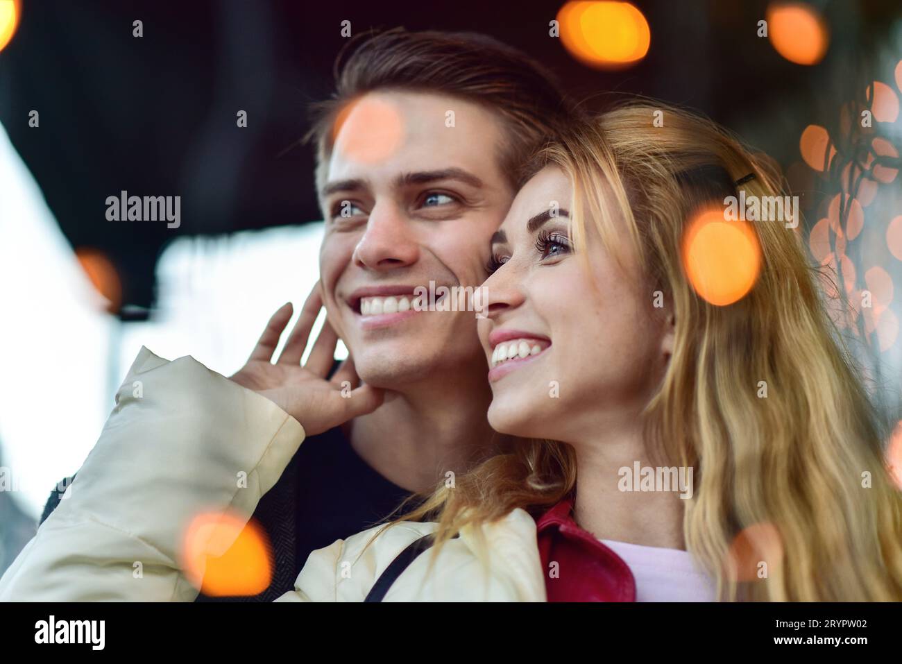Glückliches junges Paar umarmen und Lachen im Freien. Stockfoto