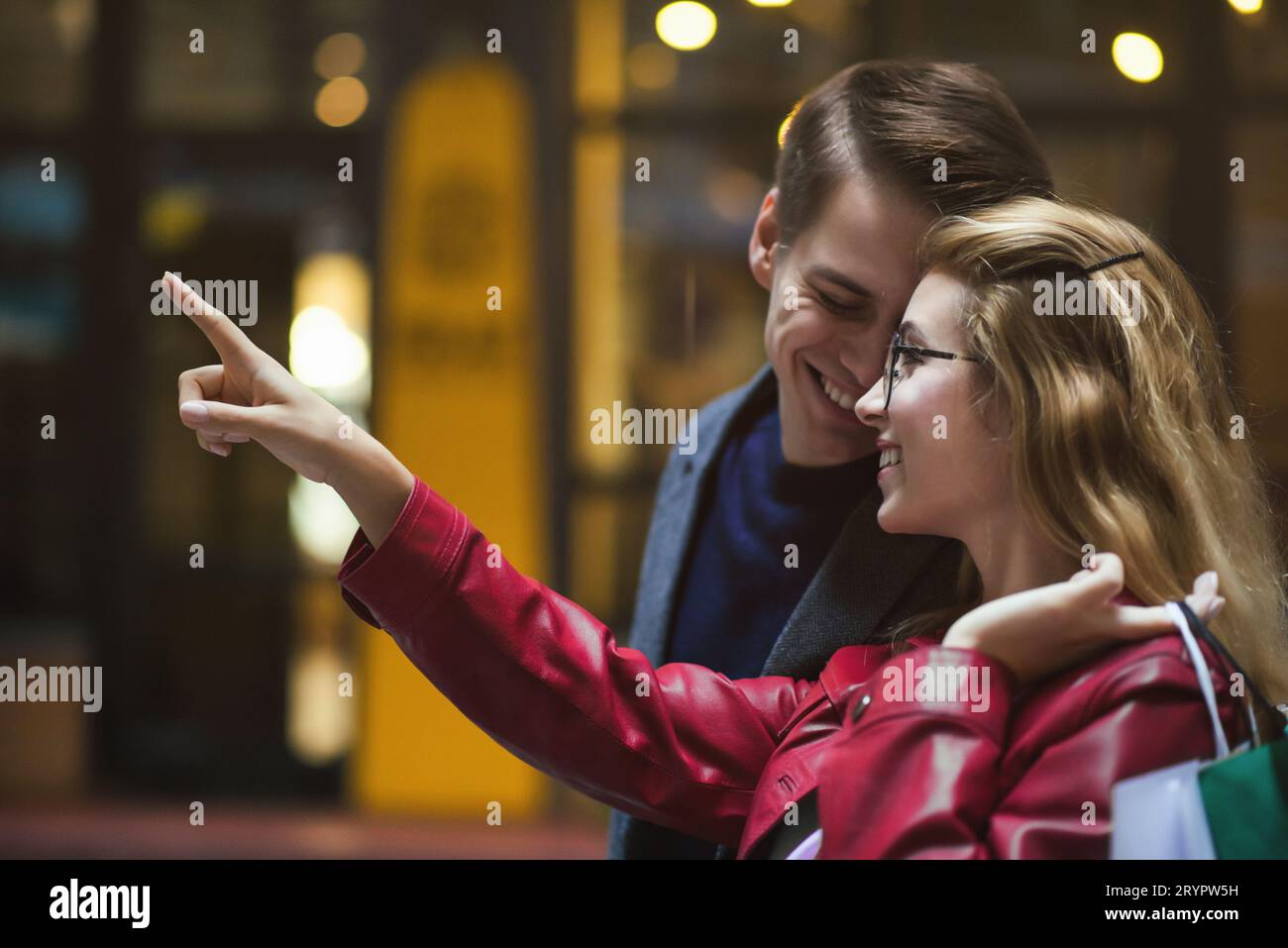 Schöne junge Paar genießen im Einkaufen, Spaß zusammen. Konsum, Liebe, Dating, Lifestyle-Konzept. Stockfoto