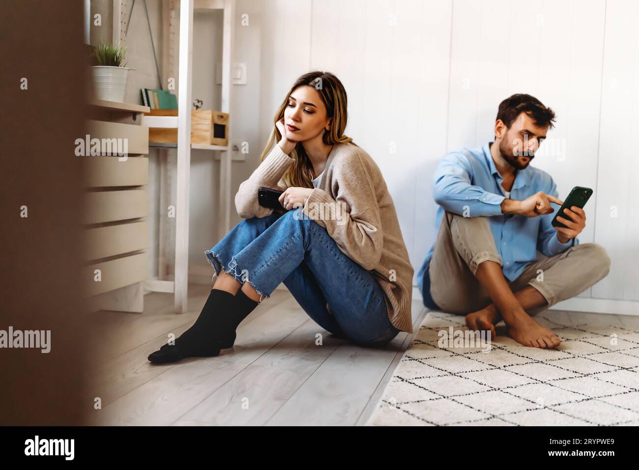 Gadget-sucht und Beziehungsprobleme. Ein Paar mit Smartphones, die sich gegenseitig ignorieren Stockfoto