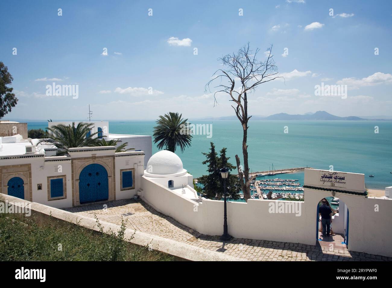 Ozean und Architektur in Sidi Bou Said, Tunesien. Stockfoto
