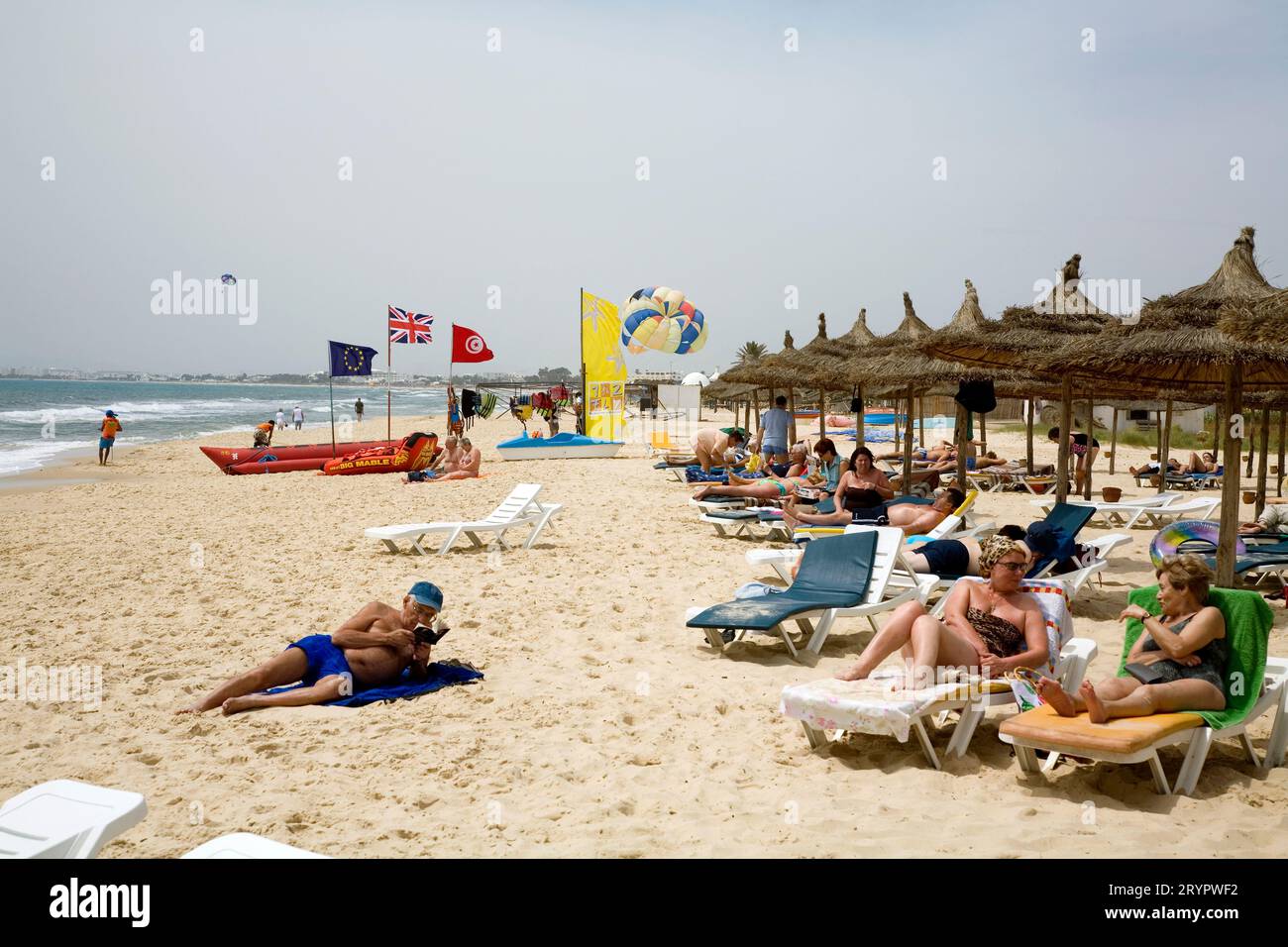 Touristen am Strand Stockfoto