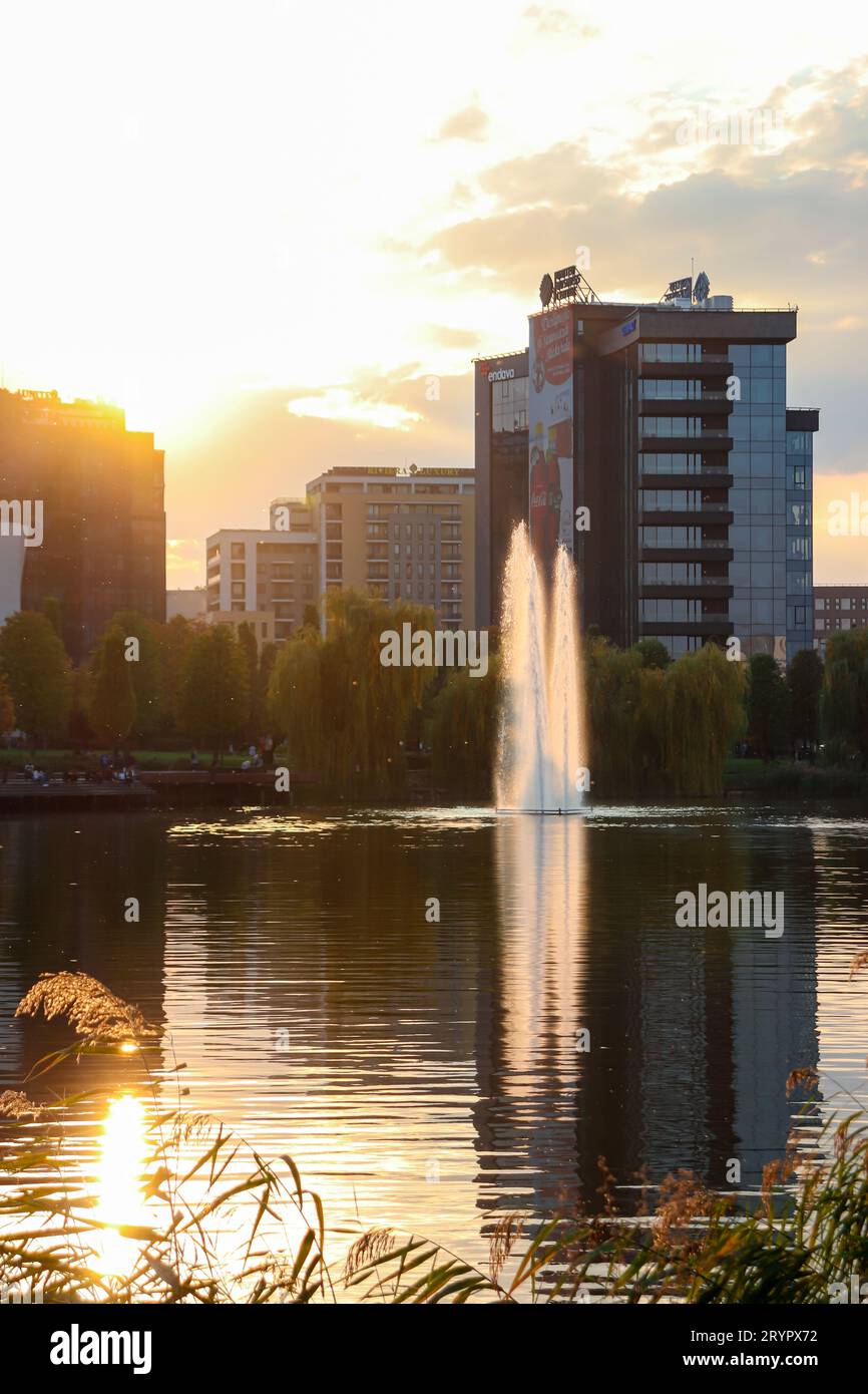 Wasserbrunnen in der Mitte des Sees im Iulius Park hinter der Iulius Mall in Cluj Napoca Stockfoto