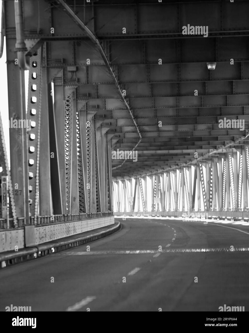 Überqueren Sie die San Francisco Bay auf der Richmond Bay Bridge, Marin County, CA. Stockfoto