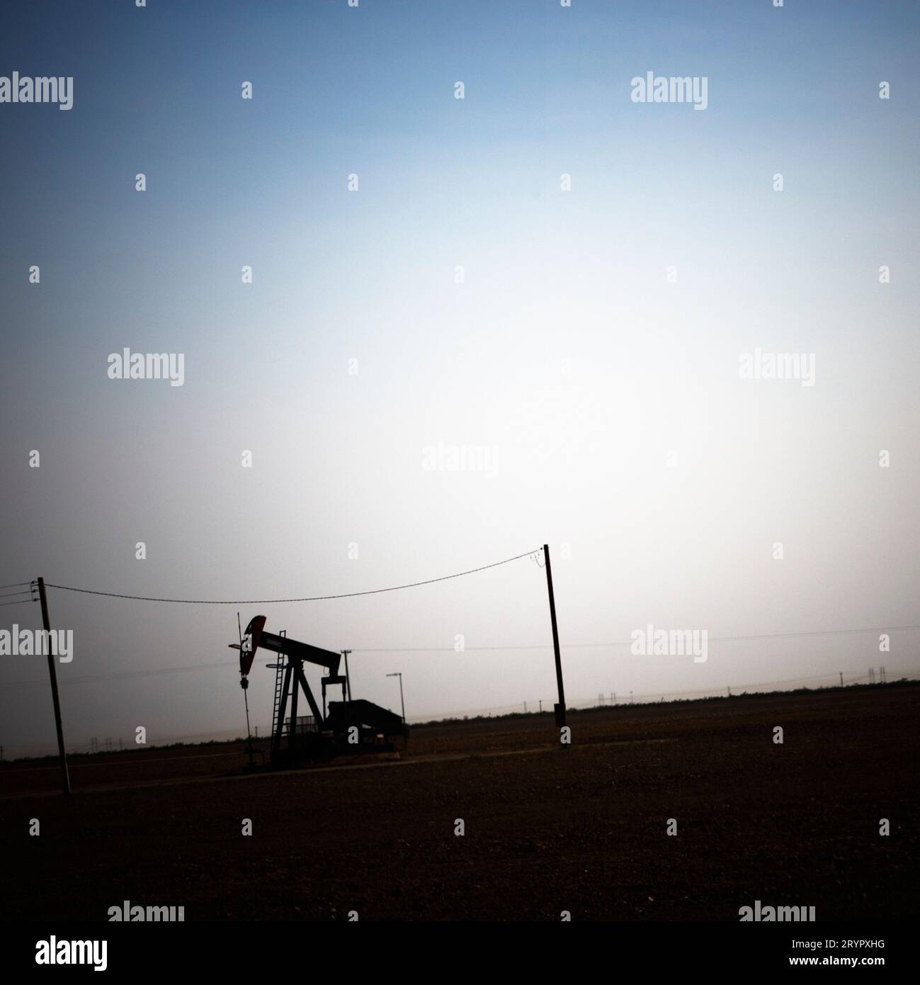 Eine einsame Ölbohrpumpe in Südkalifornien. Stockfoto