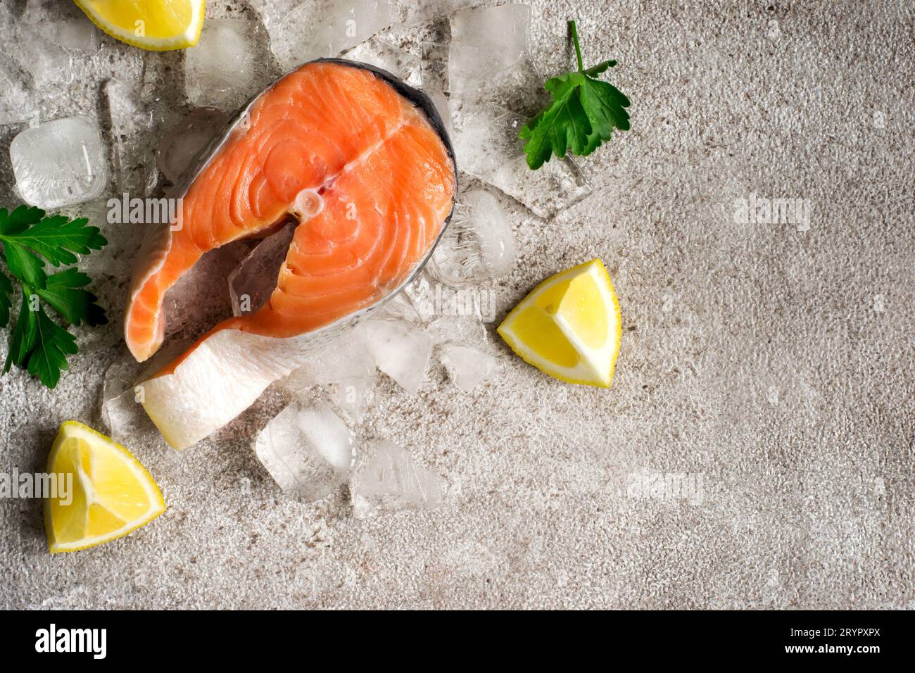 Frischer Lachsfisch. Rohe Lachssteaks auf Eis. Bis Stockfoto