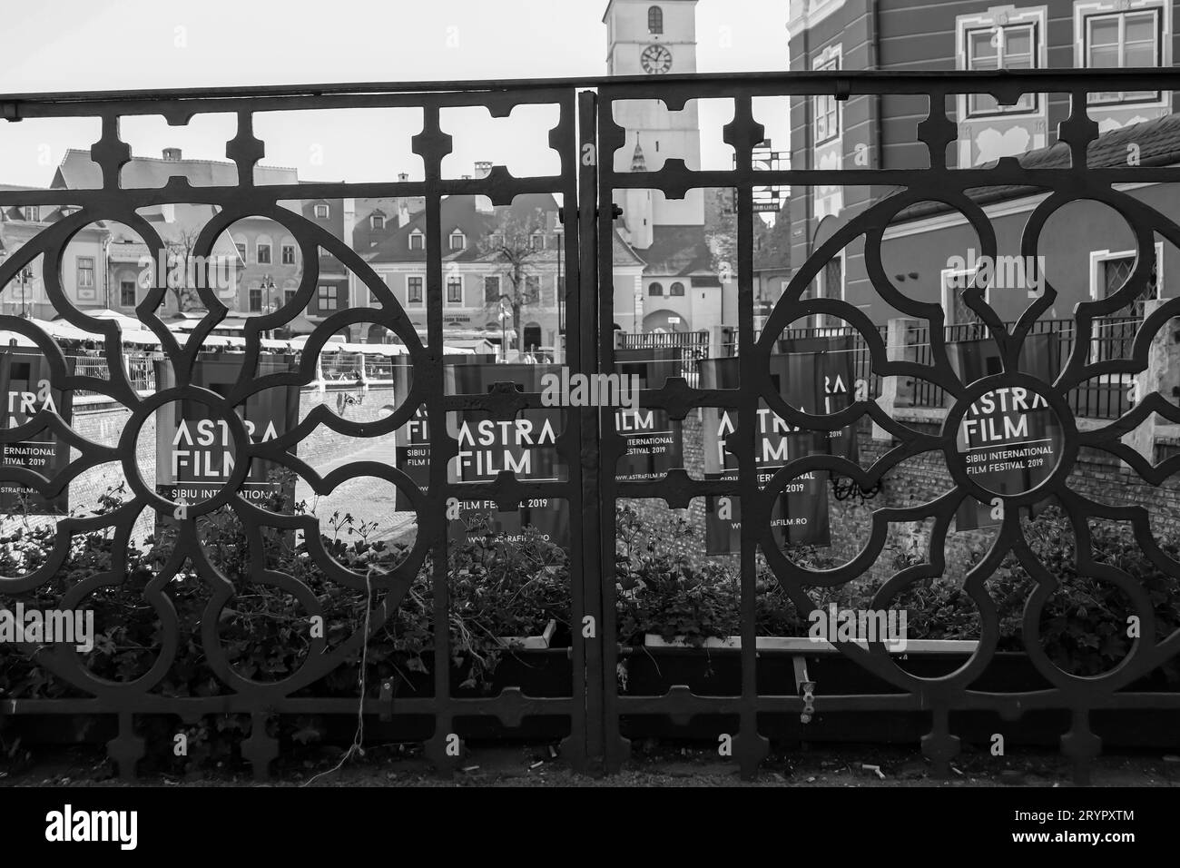 Schwarz-weiß Astra Filmfestival 2019 Plakate durch eine Brücke Sicherheitsschiene. Sibiu International Film Festival 2019 Stockfoto