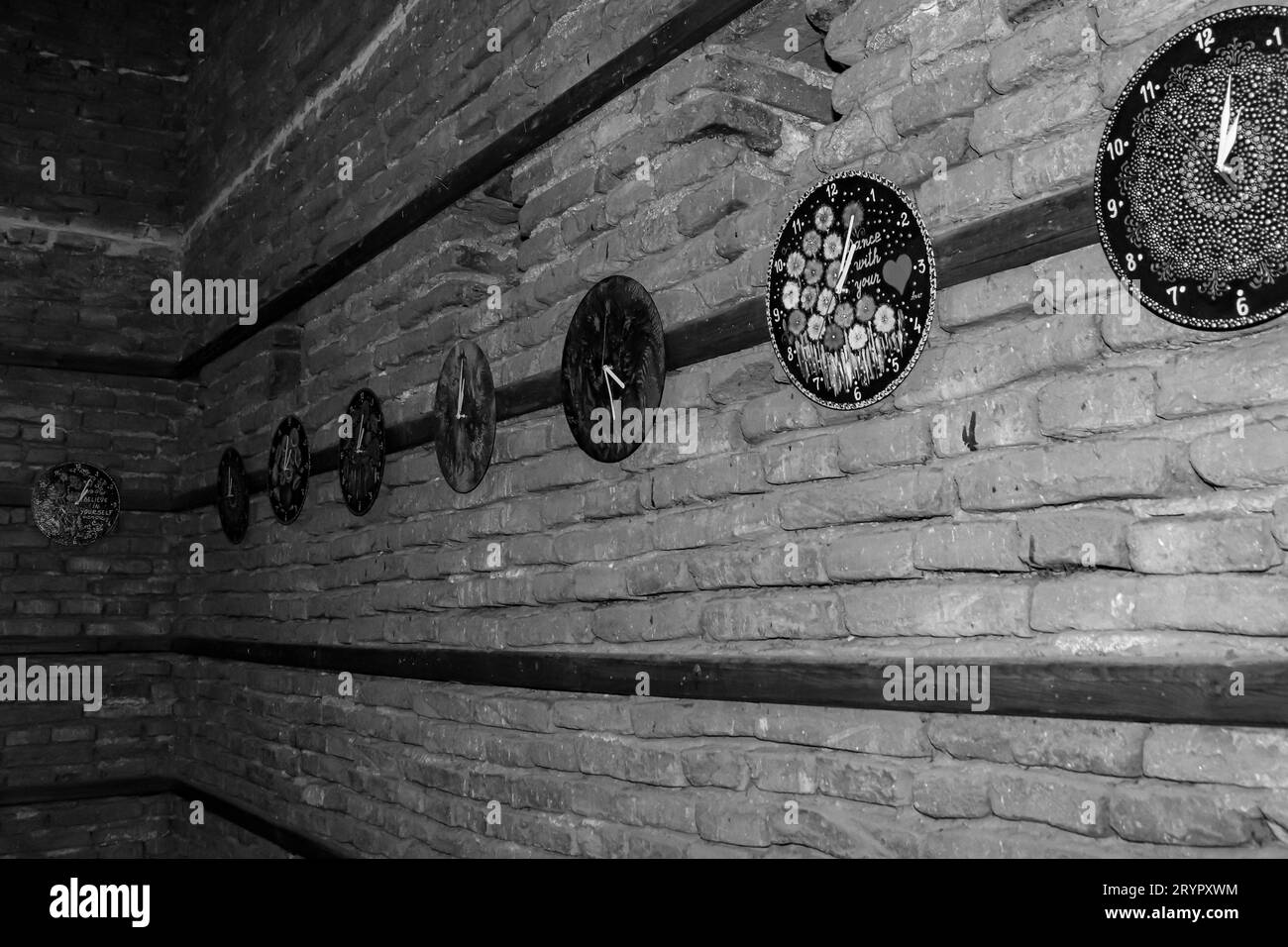 Turnul Sfatului, der Stadtturm von Sibiu, Inneneinrichtung Uhr Design in Schwarz-weiß Stockfoto