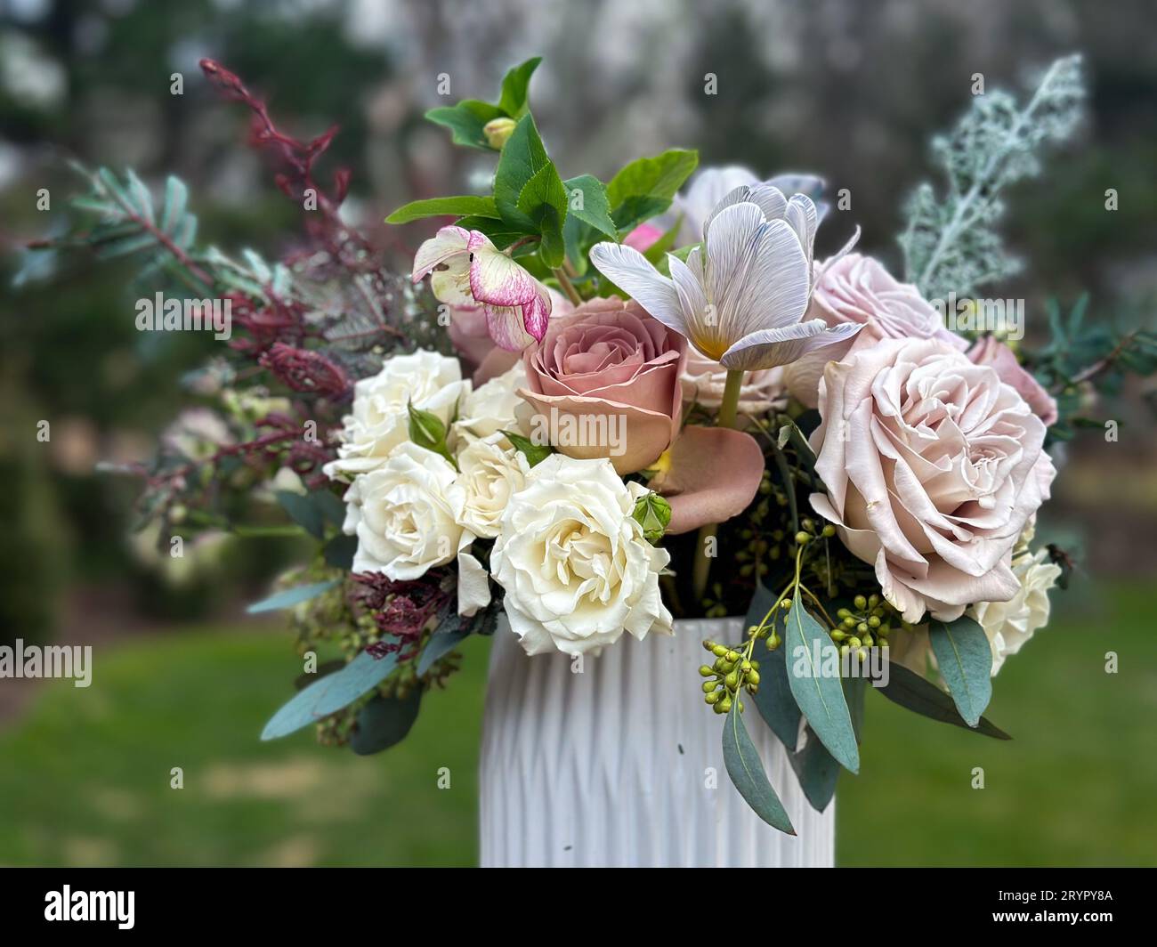 Strauß aus gedämpften rosa und lila Blumen. Stockfoto