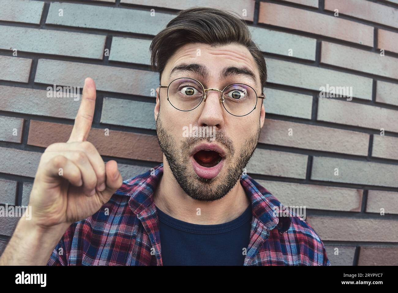 Überrascht kaukasischen Hipster mit einer Idee oder Frage Zeigefinger mit glücklichen Gesicht, Nummer eins. Stockfoto