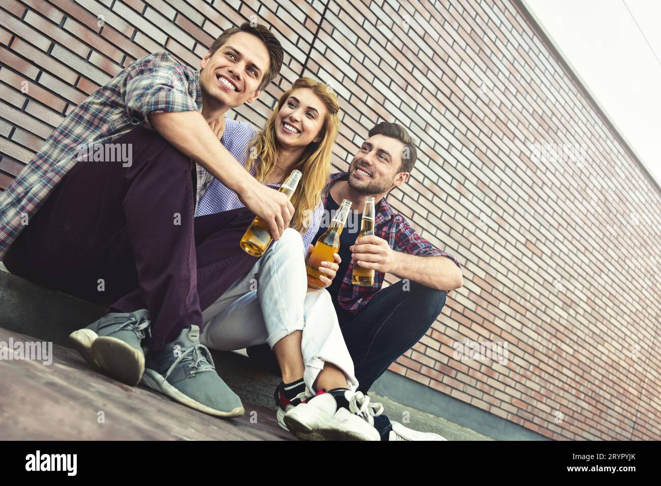 Gruppe junger Freunde, die Spaß mit Bier auf der Straße haben. Stockfoto