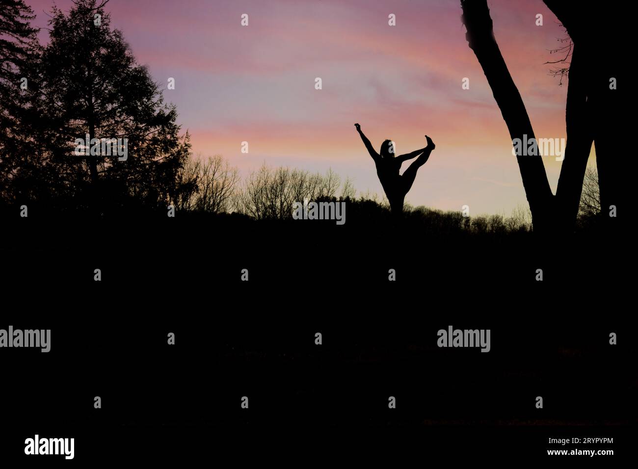 Silhouette einer Yoga-Pose bei Sonnenuntergang Stockfoto