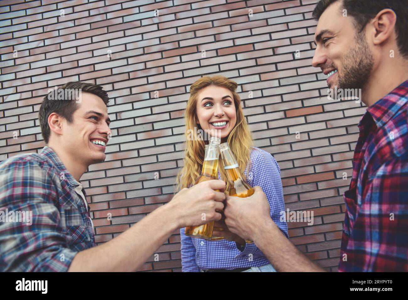 Gruppe junger Freunde, die Spaß mit Bier auf der Straße haben. Stockfoto