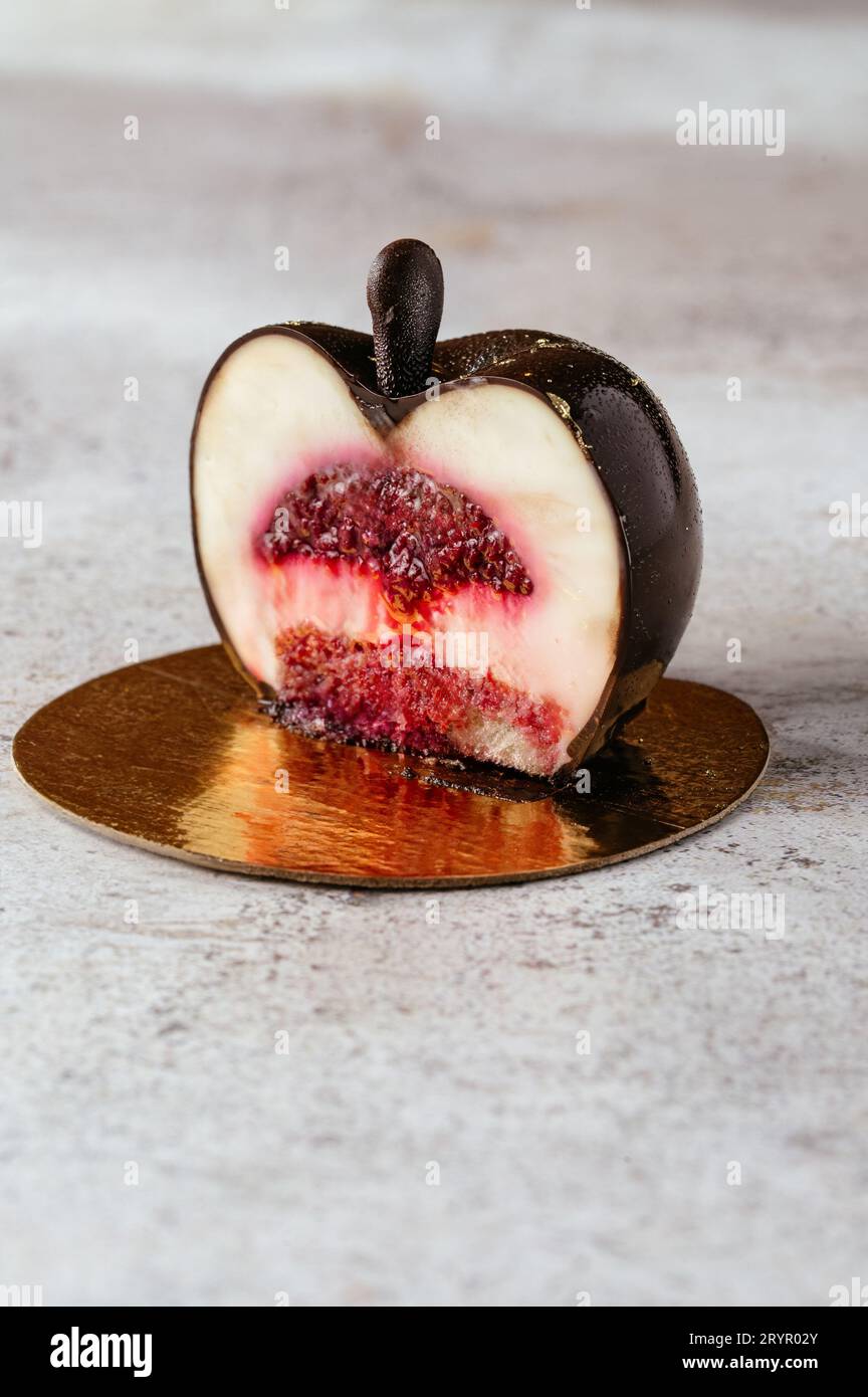 Genießen Sie köstliche Desserts vor hellem Hintergrund Stockfoto