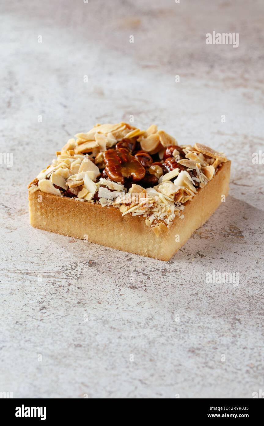 Kuchen mit Rosinen, Pflaumen und getrockneten Aprikosen. Stockfoto