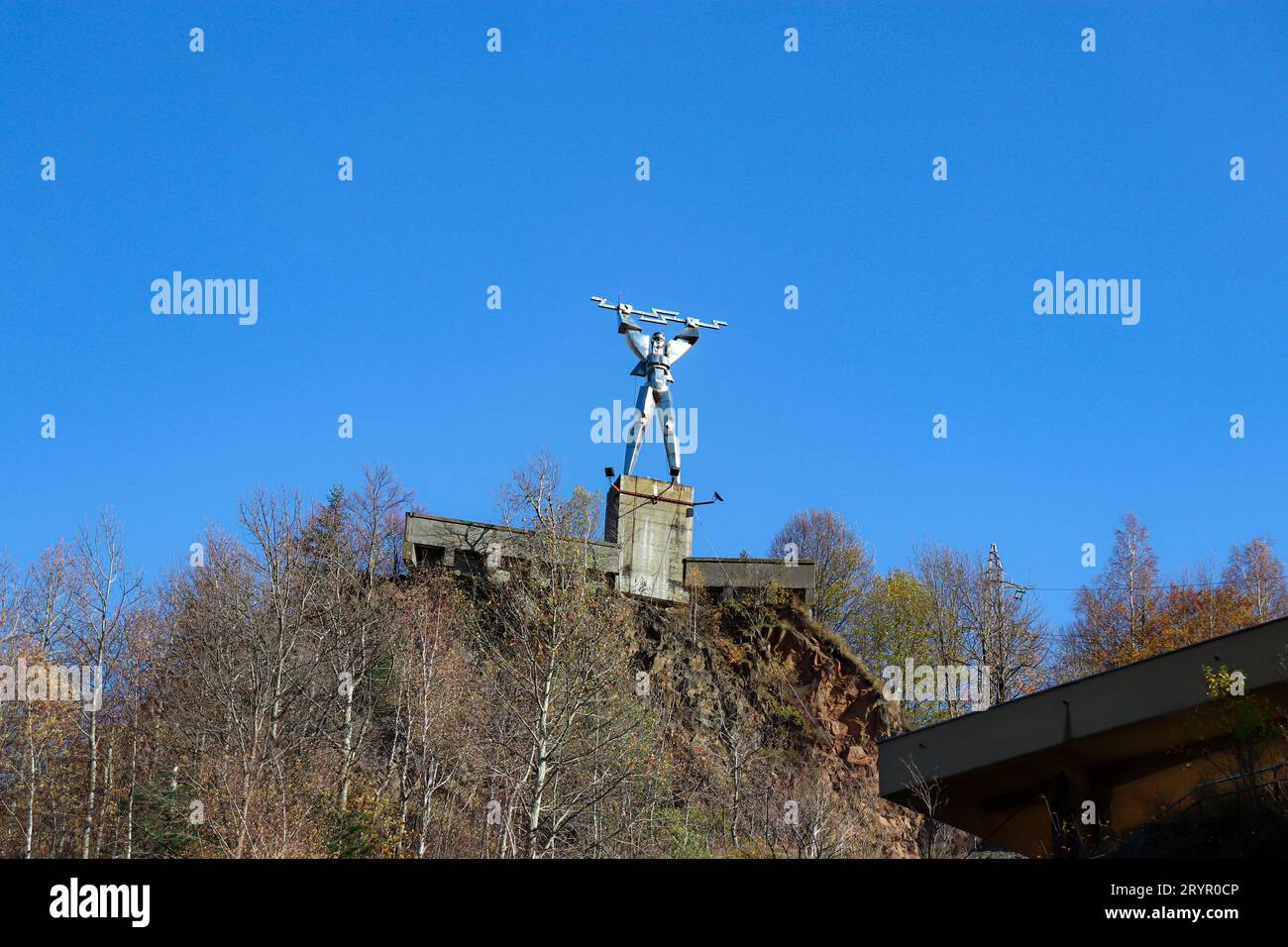 Monumentul Electricitatii, das Energiemonument, eine historische Monumentalstatue in der Nähe des Vidraru-Staudamms auf dem Berg Pleașa Stockfoto