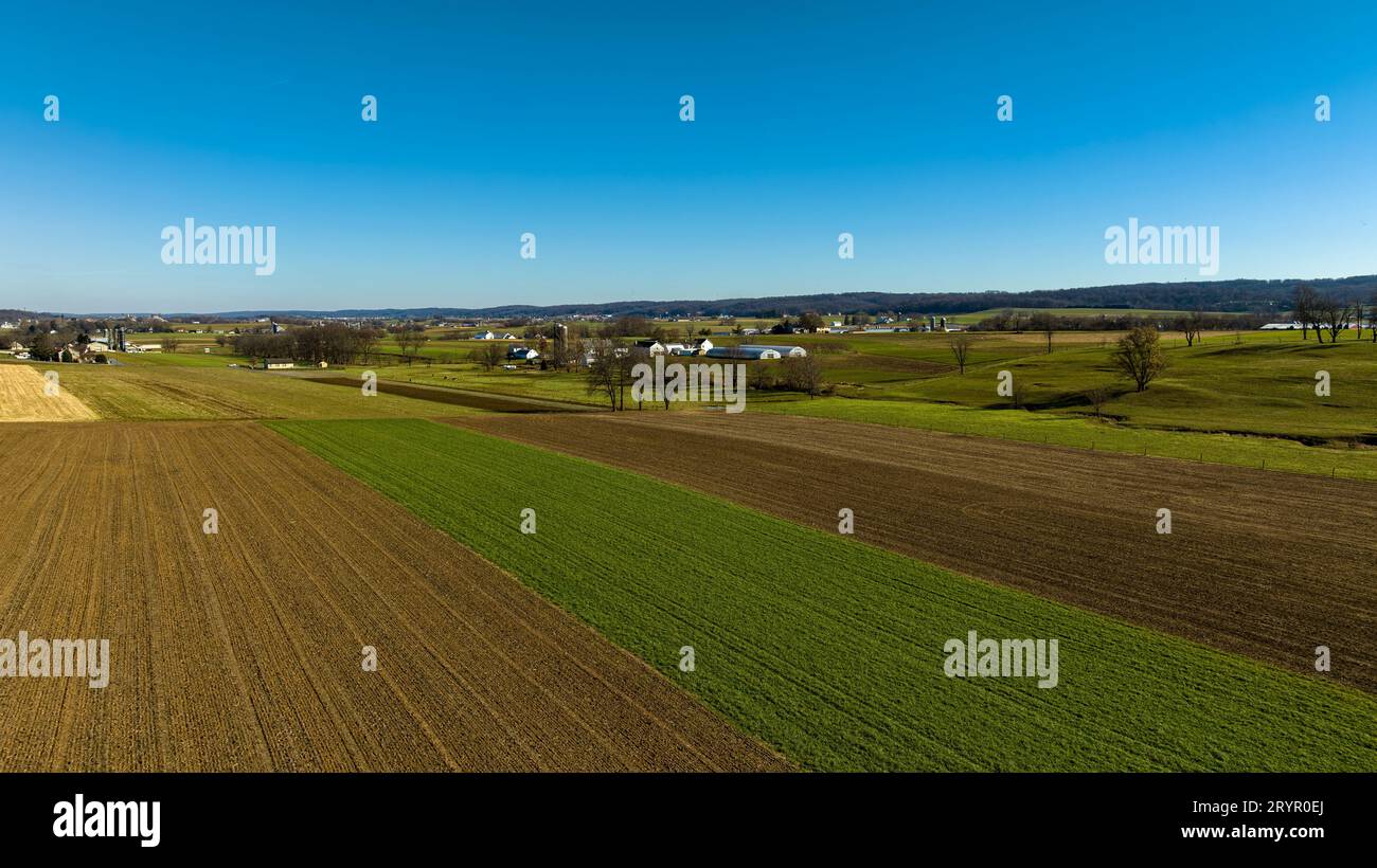 Ein Luftblick auf Amischen Ackerland im Herbst Stockfoto