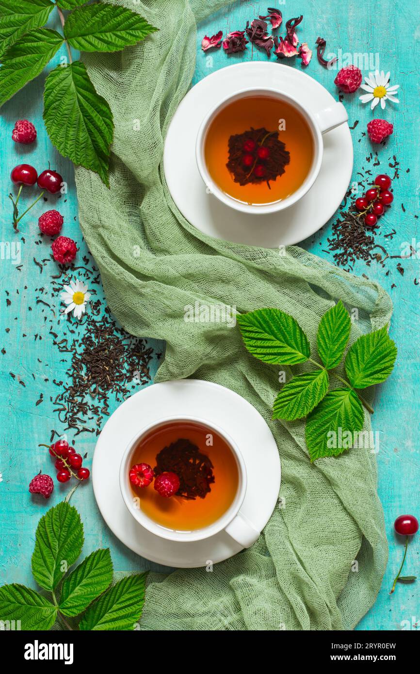 Sommertee mit Beeren in weißen Tassen Stockfoto