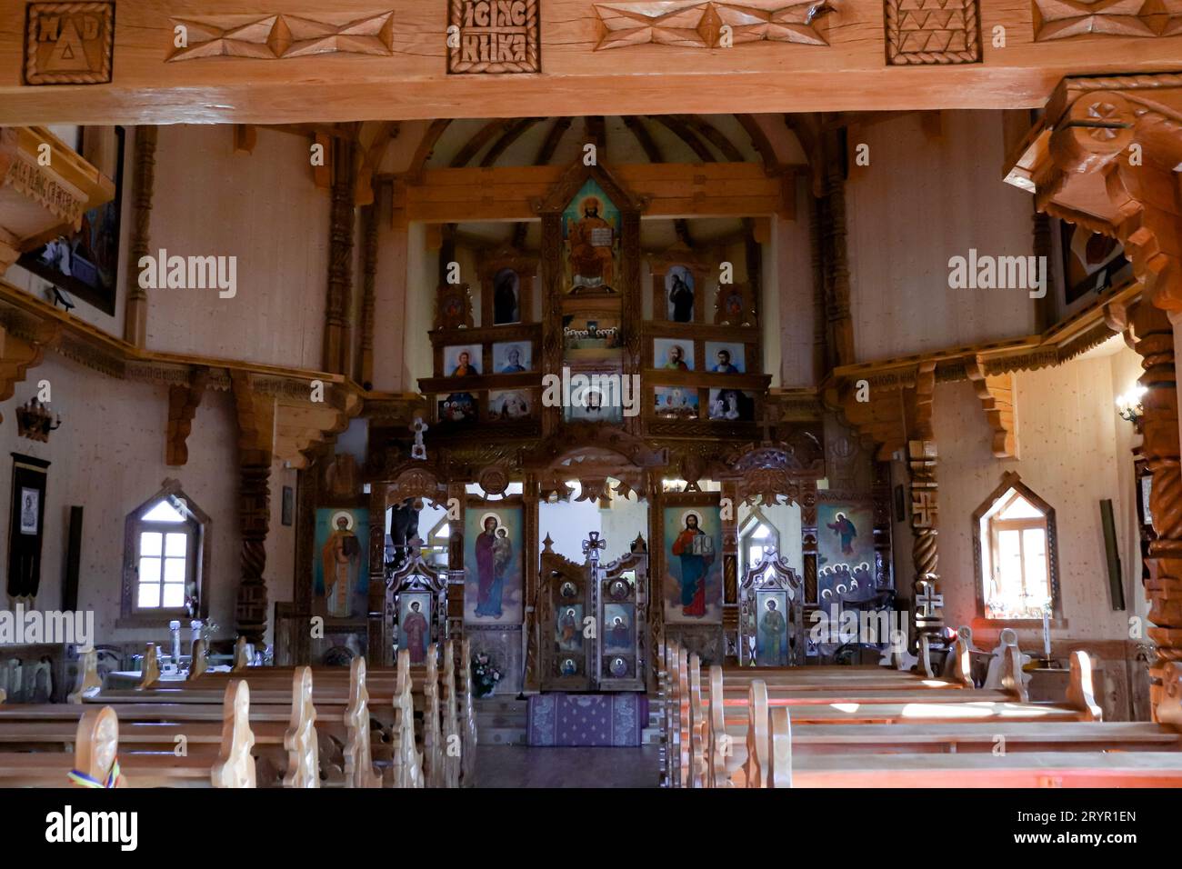 Sitzbereich im Innenbereich an der Merry Cemetery Church Stockfoto