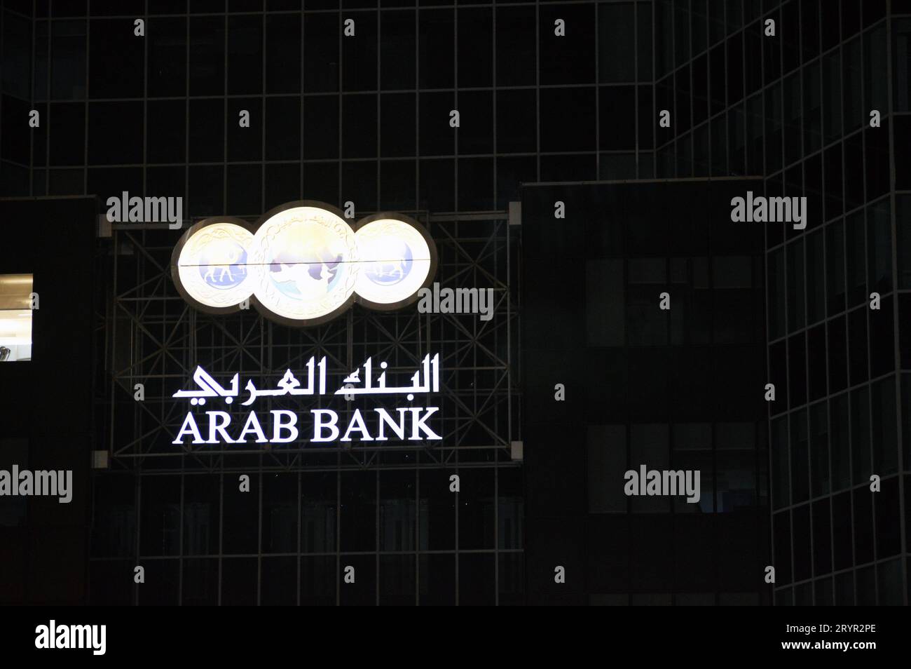 Kairo, Ägypten, September 28 2023: Arabischer Bankbau Kairo bei Nacht, eine jordanische Bank, die eines der größten Finanzinstitute in Mittel-E ist Stockfoto