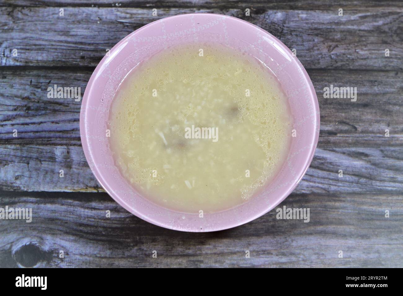 Taubenreissuppe oder Shorbet-Hamam, eine ägyptische Suppe, zubereitet durch gekochte Tauben, mit Reis, Kardamom, Lorbeer, Limette, und Gewürze, mit auch Stockfoto