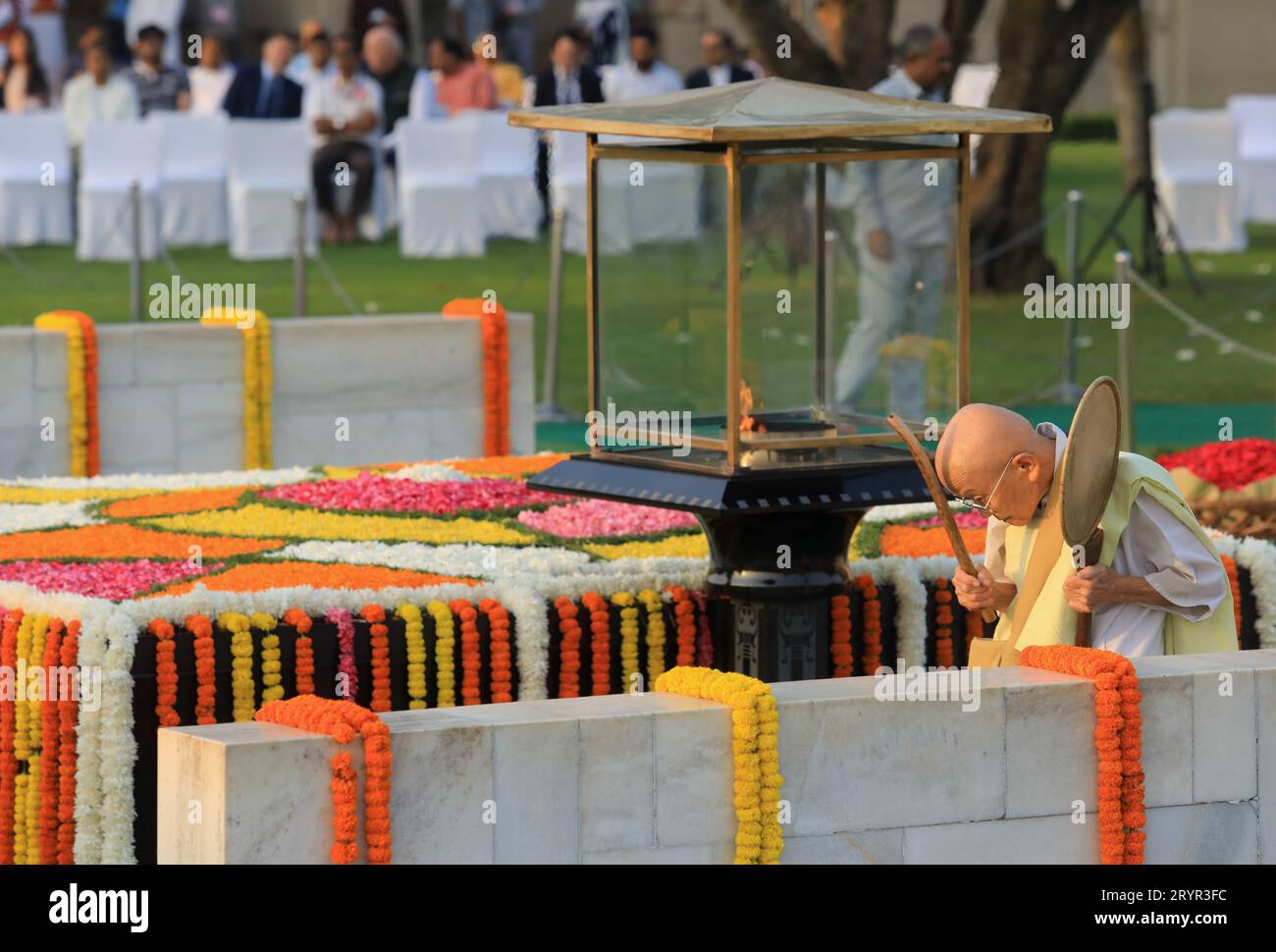 New Delhi, Indien. Oktober 2023. Buddhistische Mönche beten, während sie Mahatma Gandhi anlässlich seines 154. Geburtstages an seinem Denkmal Rajghat Respekt zollen. Gandhi Jayanti wird jedes Jahr am 2. Oktober gefeiert. Mahatma Gandhi, auch bekannt als der Vater der Nation, Bapu oder Mahatma, spielt eine Schlüsselrolle in der indischen Freiheitsbewegung und demonstrierte die Macht der Gewaltlosigkeit. Mit seinen Werten und Prinzipien inspirierte er Führungskräfte auf der ganzen Welt. Quelle: SOPA Images Limited/Alamy Live News Stockfoto