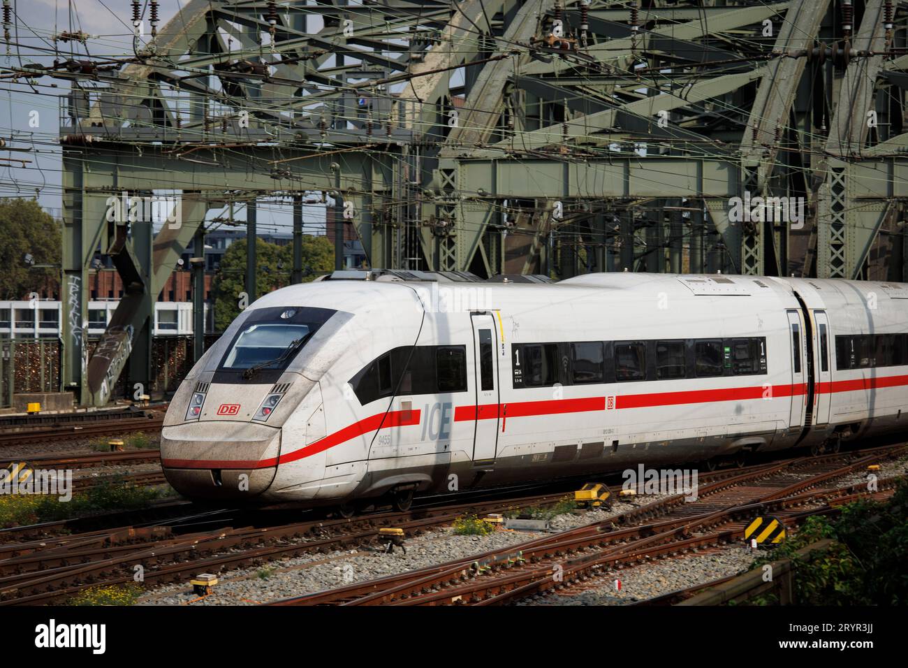 Hochgeschwindigkeitszug ICE 4 auf der Hohenzollernbrücke, Köln. Hochgeschwindigkeitszug ICE 4 auf der Hohenzollernbruecke, Köln, Deutschland. Stockfoto