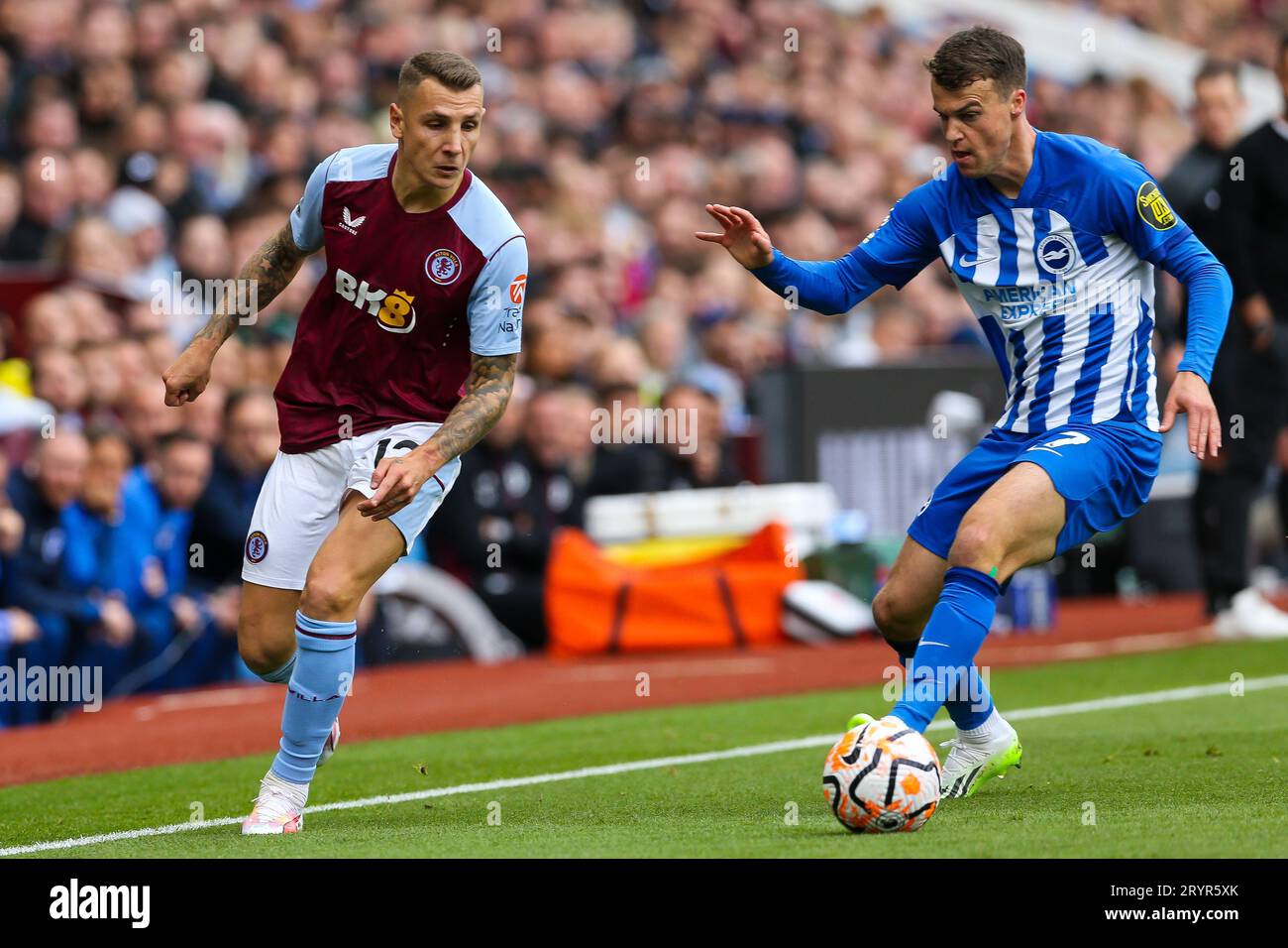 Lucas Digne von Aston Villa und Brighton und Hove Albions Solly March kämpfen während des Spiels in der Premier League in Villa Park, Birmingham, um den Ball. Bilddatum: Samstag, 30. September 2023. Stockfoto