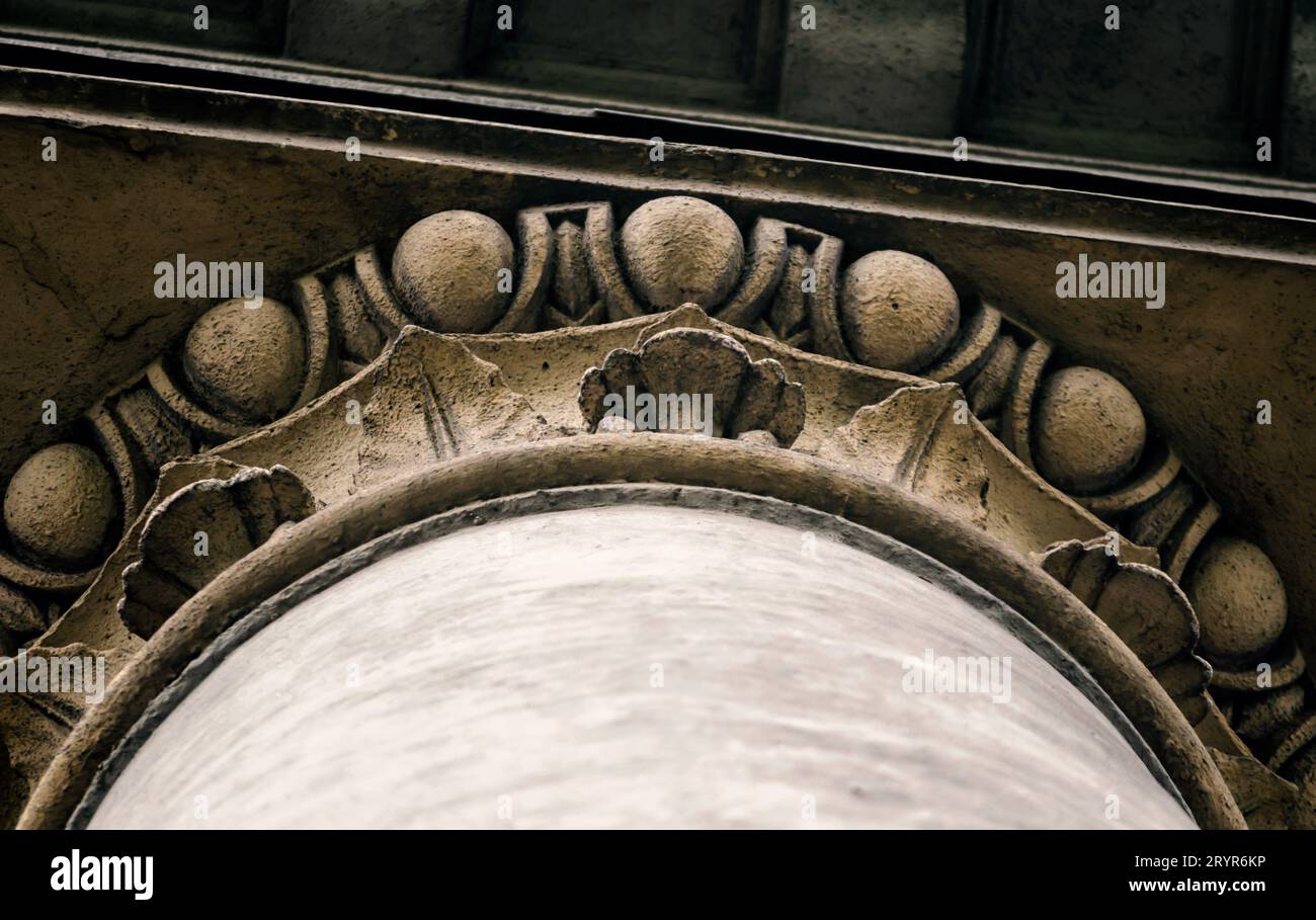Teil des Dekors einer alten antiken Säule Stockfoto