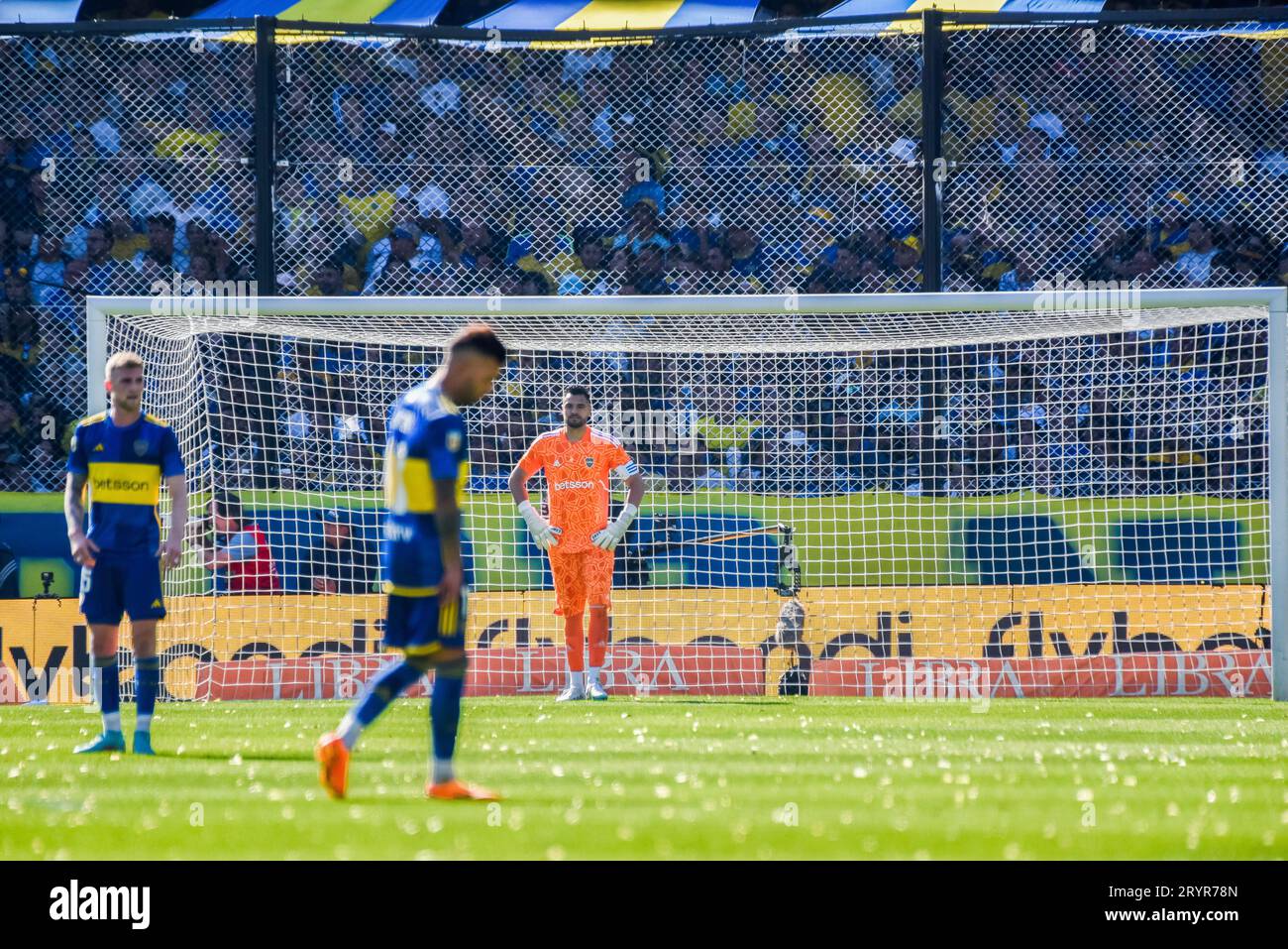 Buenos Aires, Argentinien. Oktober 2023. Sergio Chiquito Romero, Nicolas Valentini und Lucas Janson von den CA Boca Juniors während des Ligaspiels zwischen den CA Boca Juniors und River Plate spielten am 1. Oktober 2023 im La Bombonera Stadium in Buenos Aires, Spanien. (Foto: Santiago Joel Abdala/PRESSINPHOTO) Credit: PRESSINPHOTO SPORTS AGENCY/Alamy Live News Stockfoto