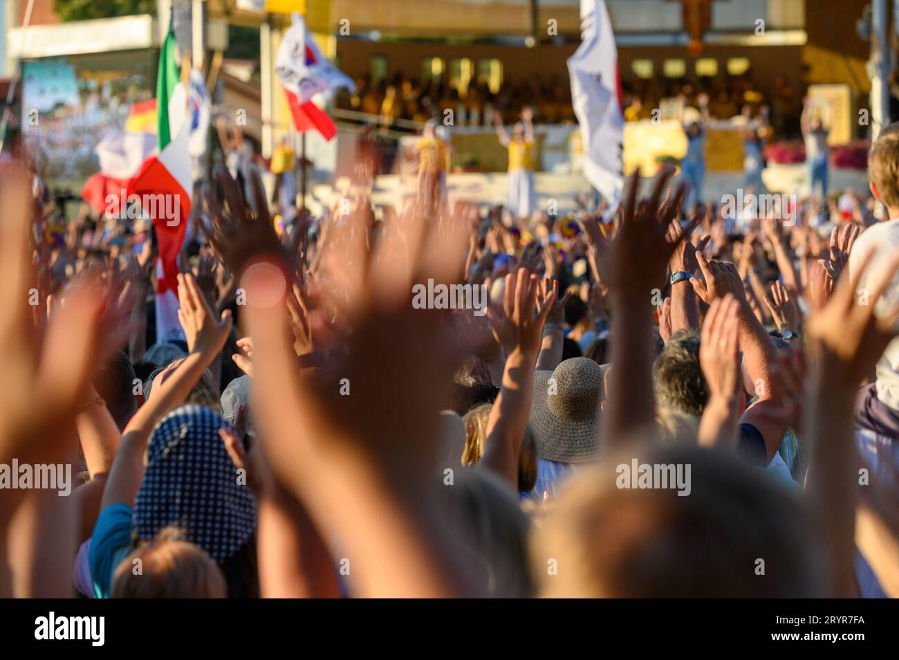 Junge Menschen tanzen zu christlichen Liedern während des Mladifests 2022 – dem Jugendfestival – in Medjugorje. Stockfoto