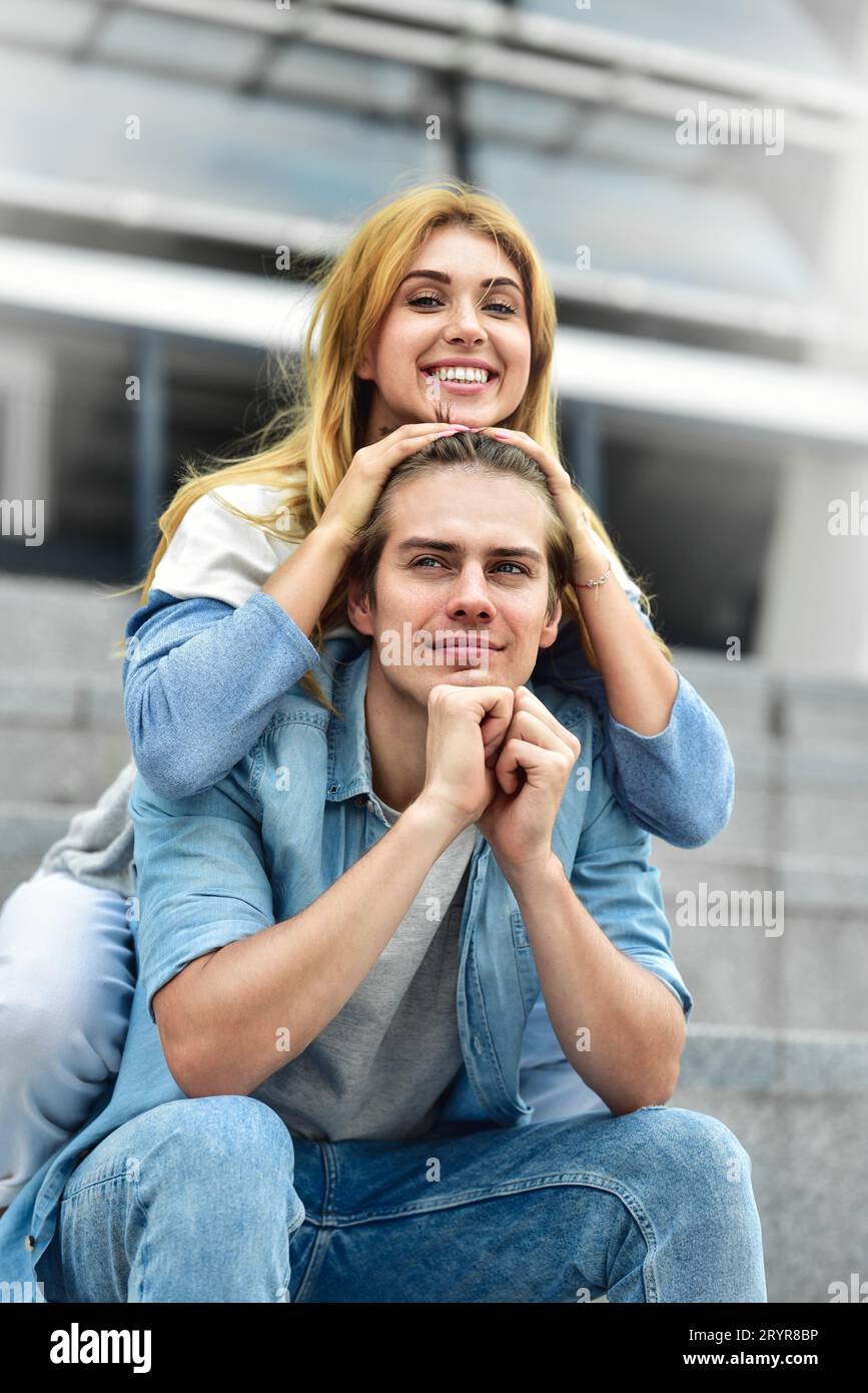 Glückliches junges Paar, das sich draußen umarmt. Love Story Konzept. Stockfoto