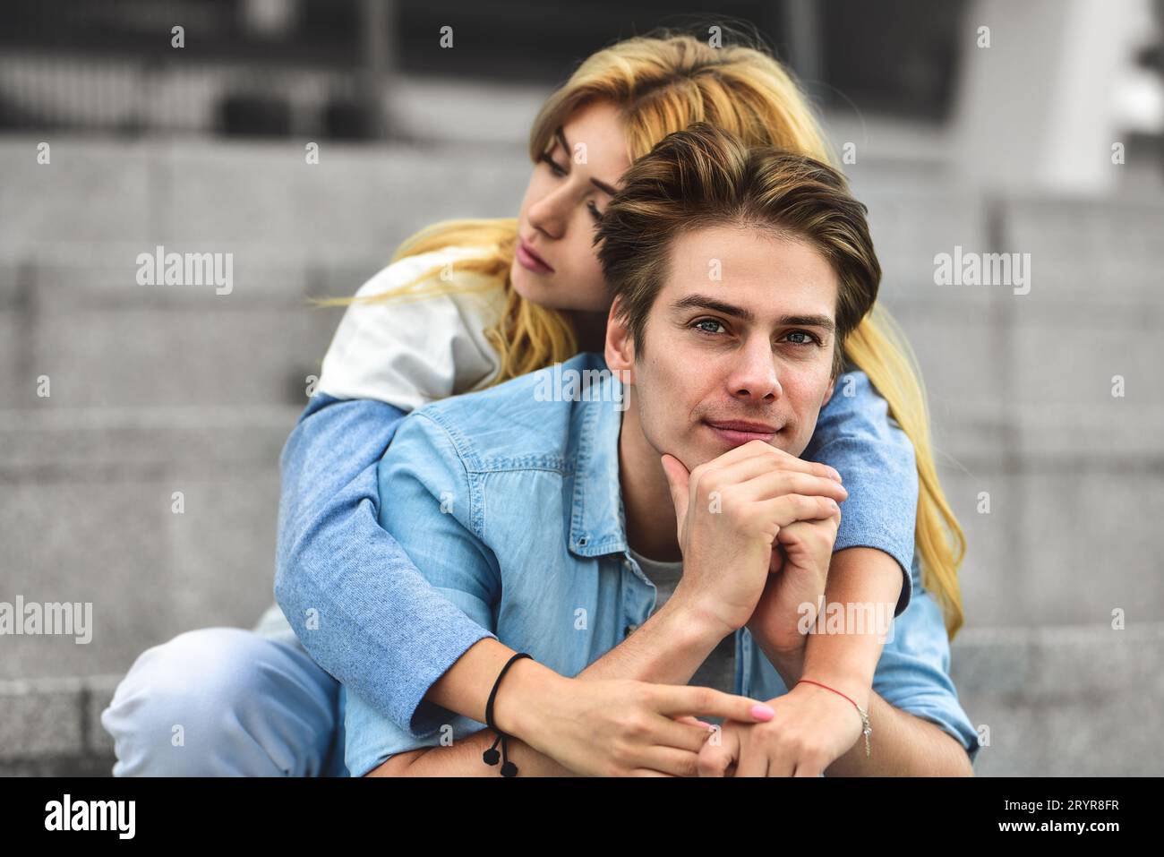 Glückliches junges Paar, das sich draußen umarmt. Love Story Konzept. Stockfoto