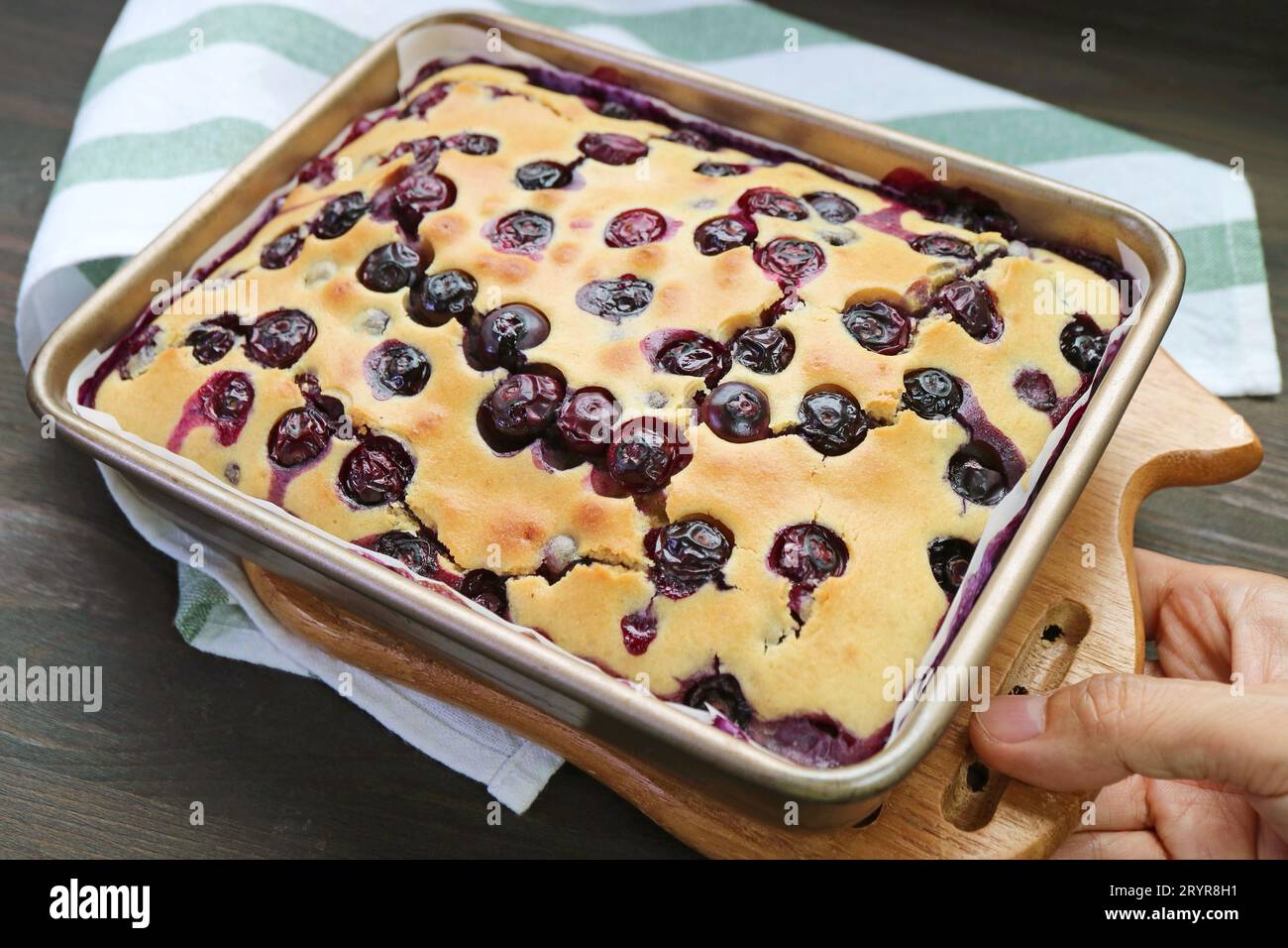 Von Hand frisch gebackener Blueberry Cake auf den Küchentisch stellen Stockfoto