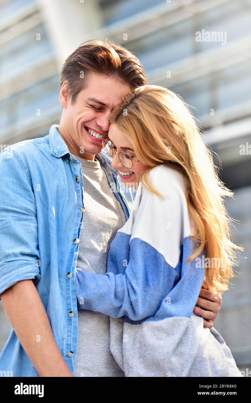 Glückliches junges Paar umarmen und Lachen im Freien. Stockfoto