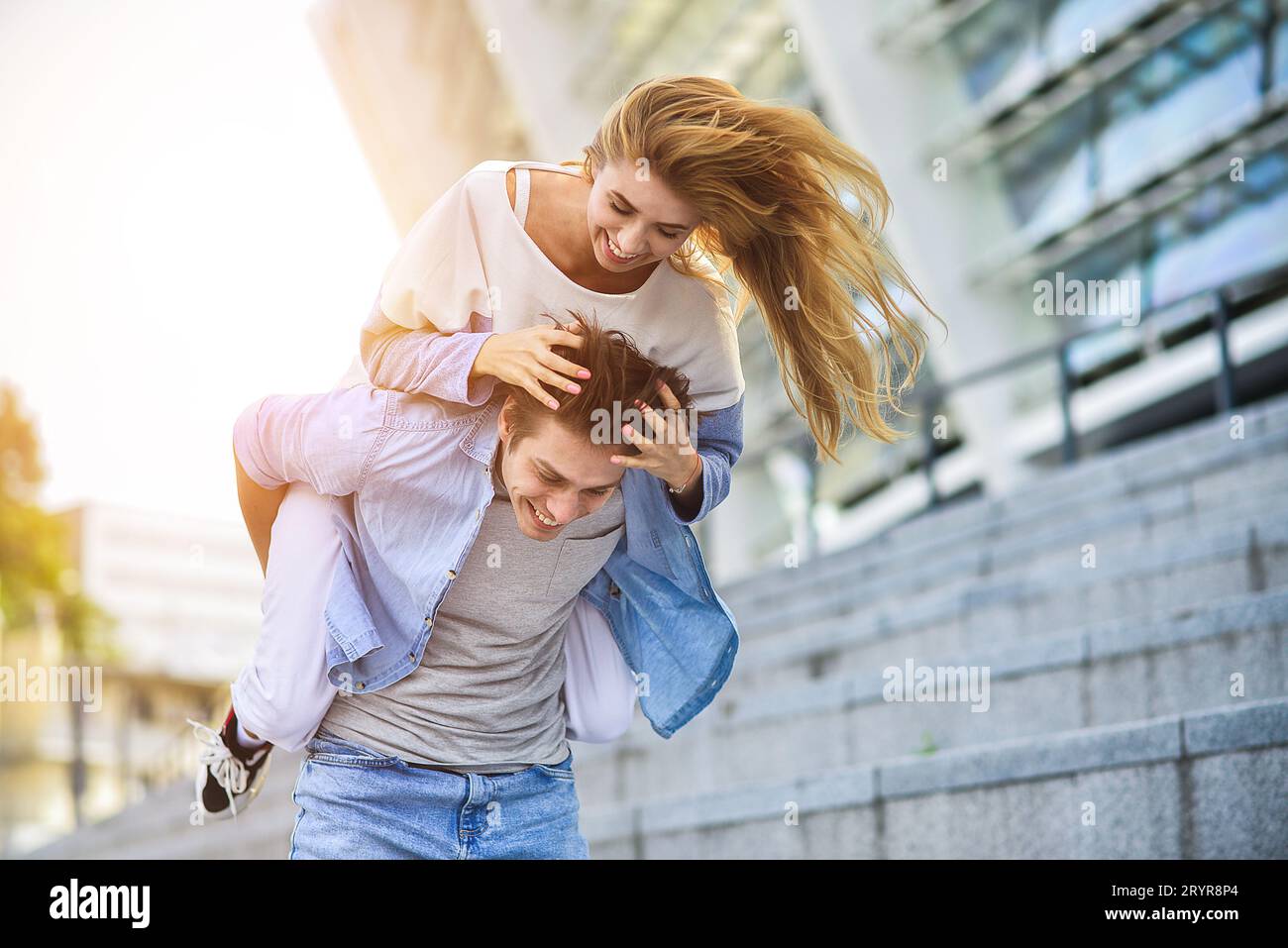 Schönes Paar in Liebe Dating im Freien und lächelnd. Stockfoto