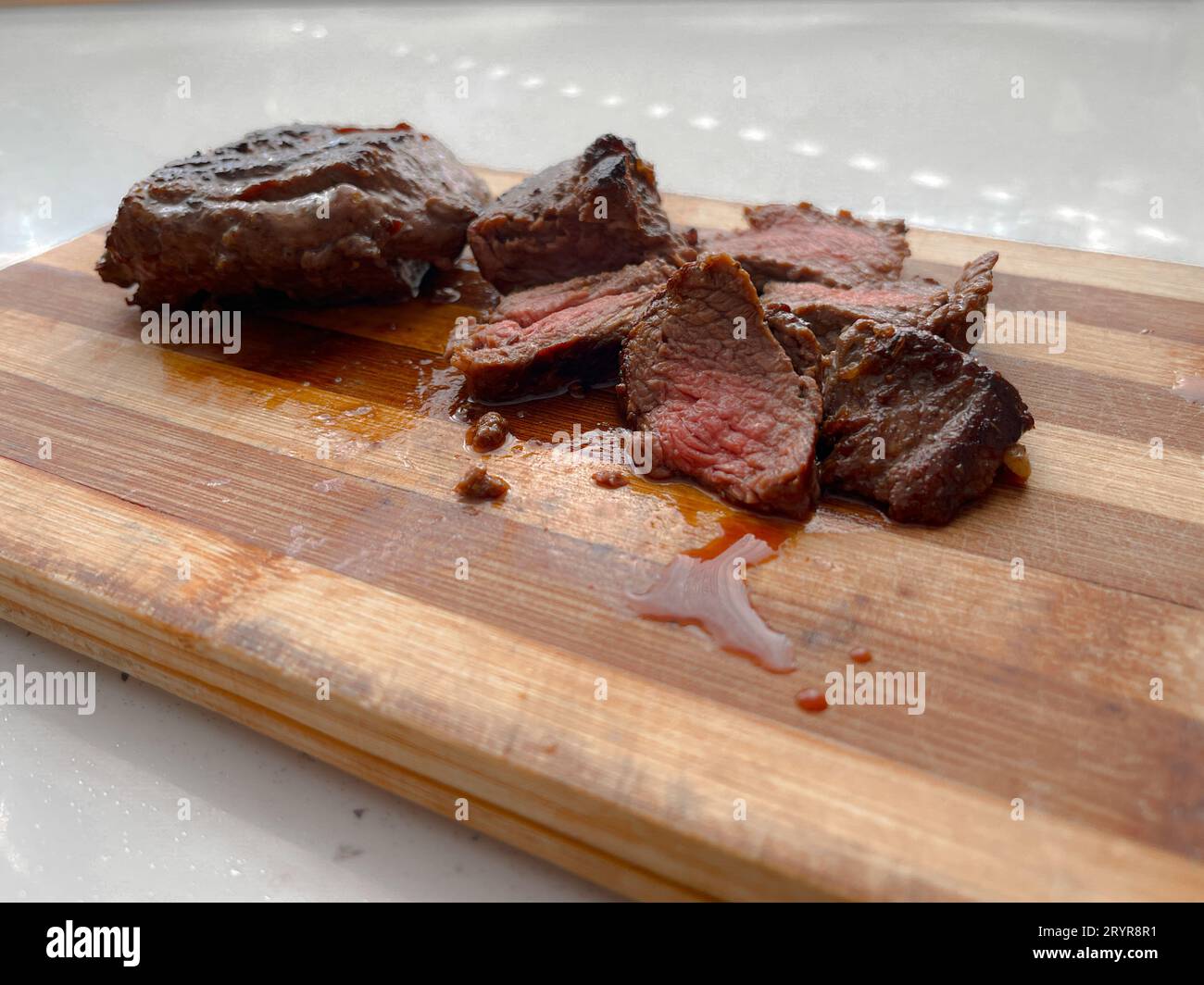 Saftiges und leckeres Rindersteak mit viel gutem Saft. Stockfoto