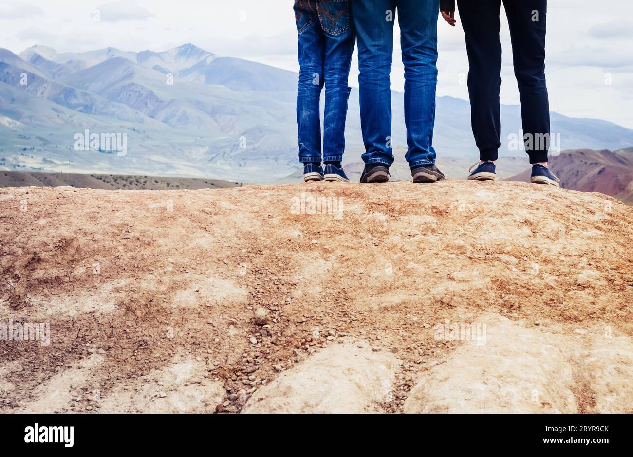 Gruppe oder Familie von Touristen steht auf einem Hügel. Nahaufnahme der Beine von Reisenden Stockfoto