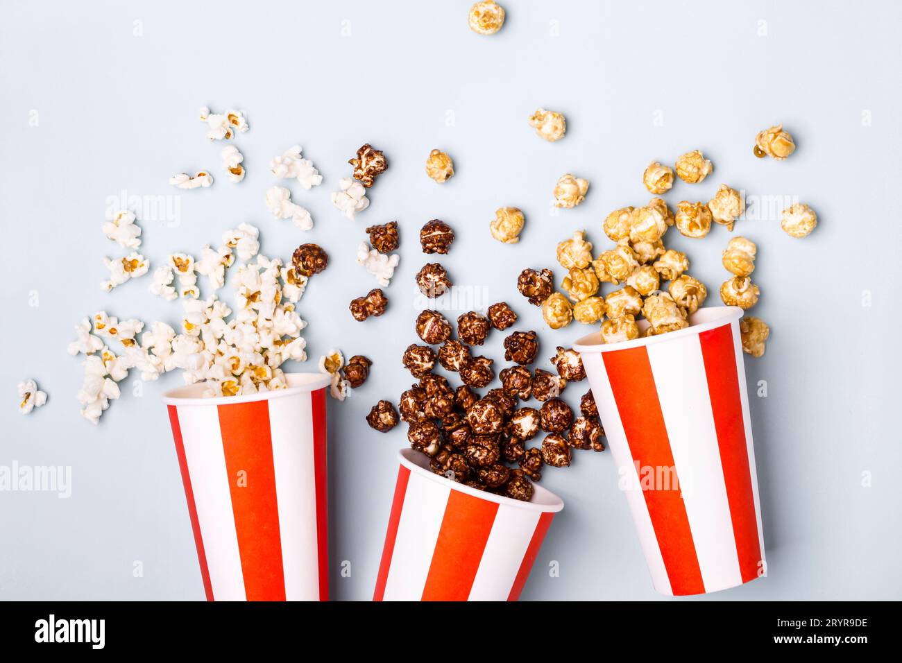 Popcorn-Set in weiß-roter Tasse mit Papierstreifen Stockfoto