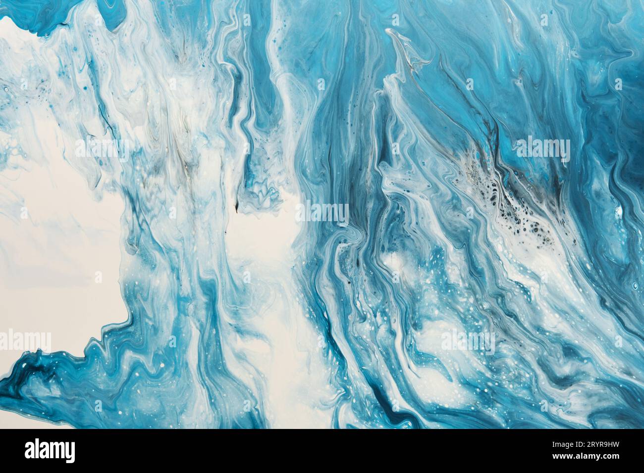 Fluide Art. Flüssige weiße und blaue abstrakte Farbe tropft und welkt. Hintergrund oder Textur mit Marmoreffekt Stockfoto
