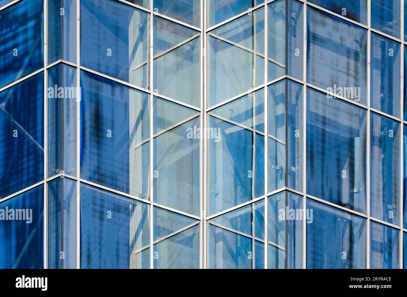 Leere Fenster eines Bürogebäudes ohne Menschen Stockfoto