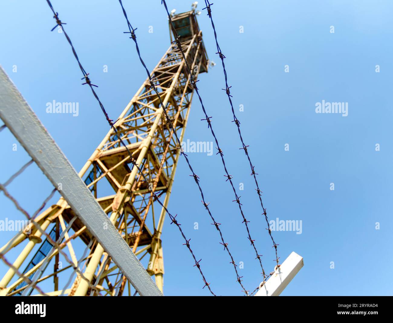 Zaun Stacheldraht und Wachturm an der Grenze zur Ukraine Stockfoto