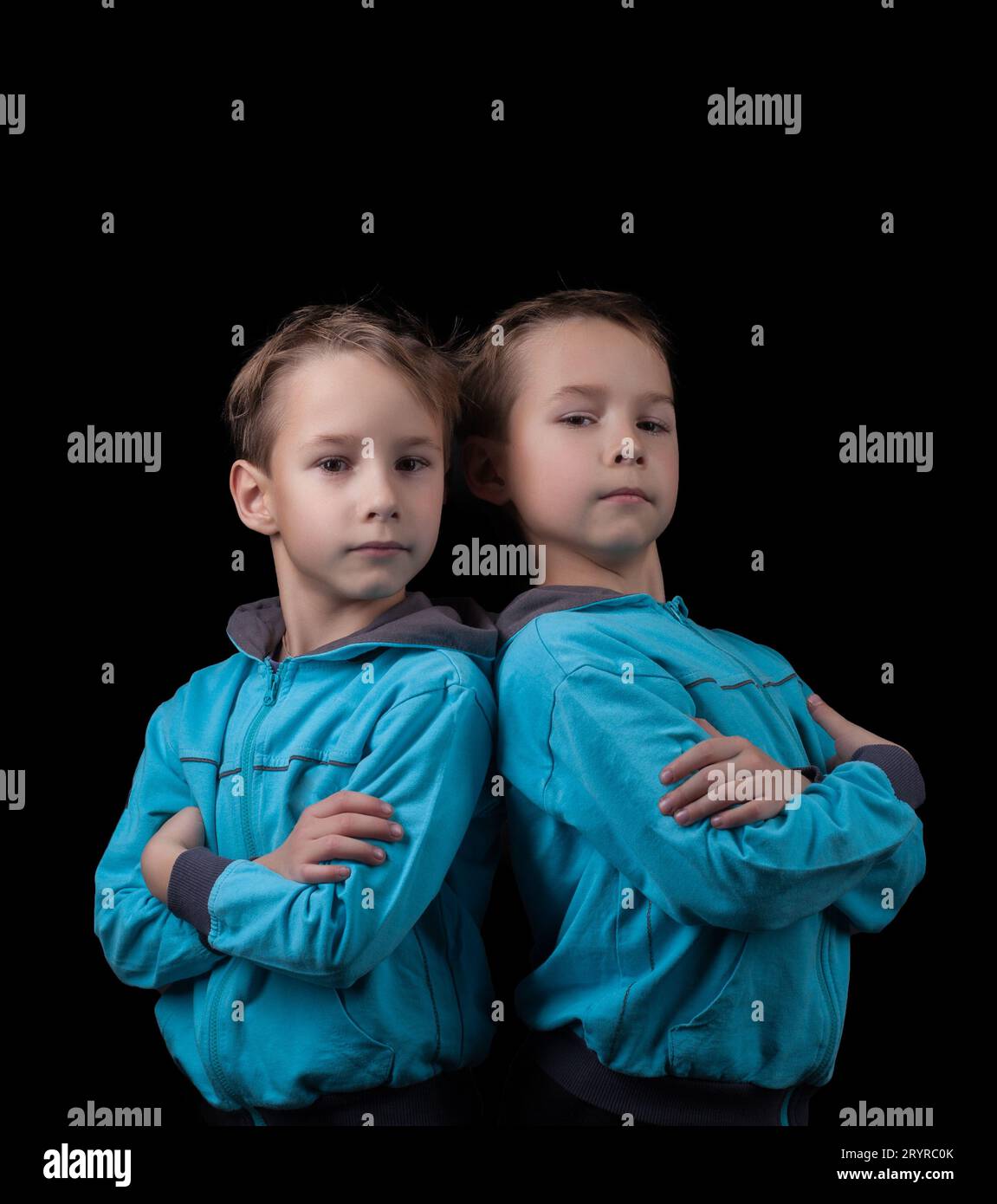 Porträt von bezaubernden Zwillingen isoliert auf schwarz Stockfoto