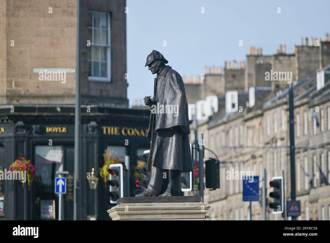 Edinburgh Schottland, Vereinigtes Königreich 02. Oktober 2023. Die Sherlock Holmes Statue am Picardy Place, die den Geburtsort des Schriftstellers Sir Arthur Conan Doyle darstellt. Credi Stockfoto