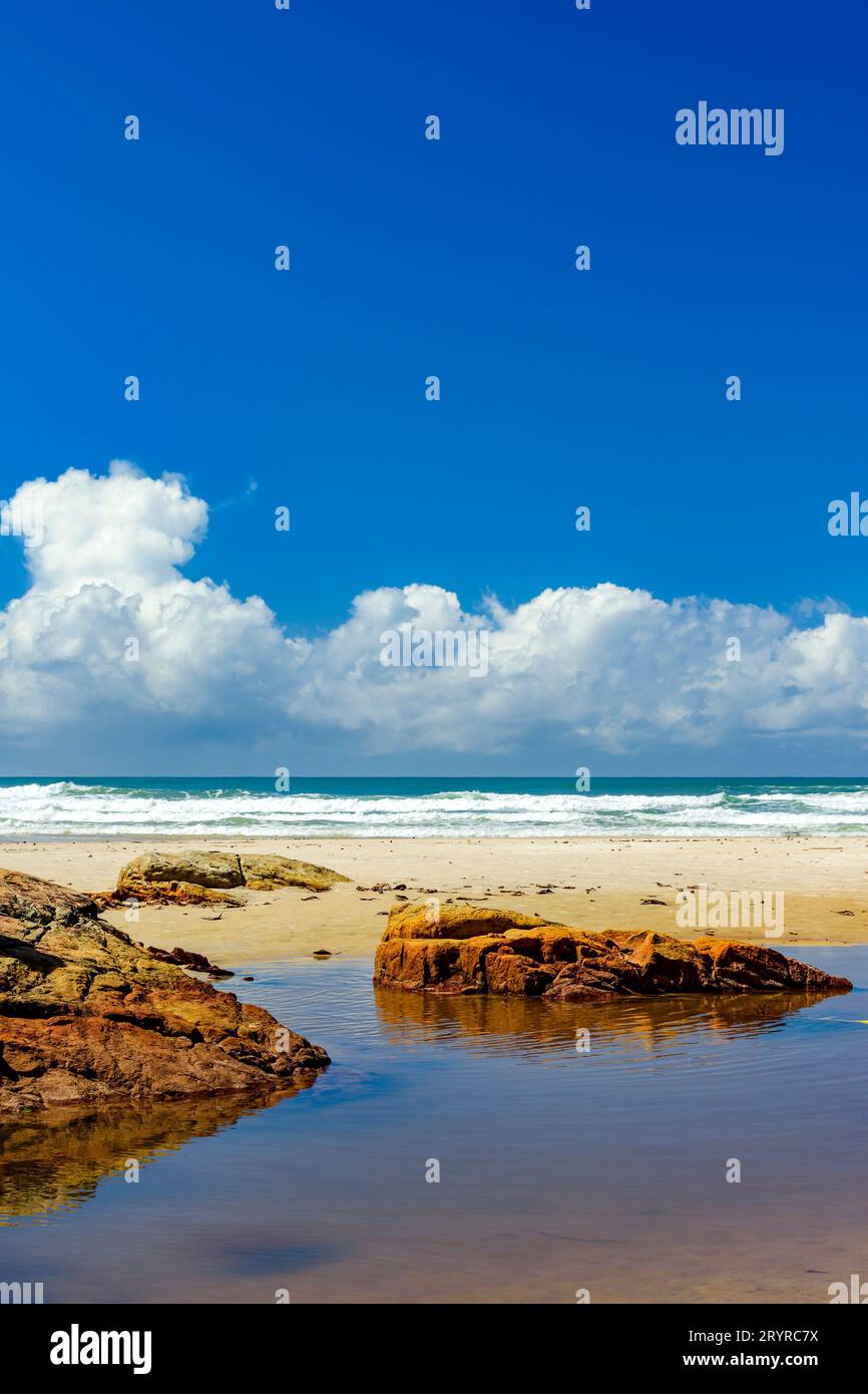 Atemberaubender Strand PE de Serra in Bahia Stockfoto