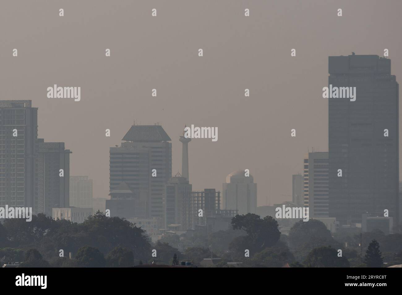 Jakarta, Indonesien - 22. September 2023: Luftverschmutzung in Jakarta, der Hauptstadt Indonesiens. Stockfoto