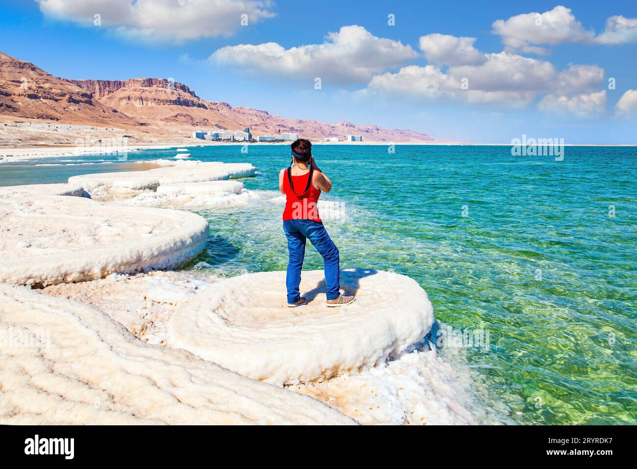Eine Frau in einem roten T-Shirt Stockfoto