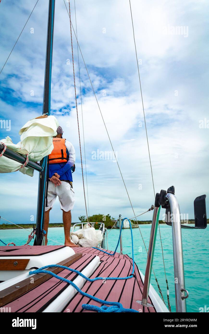 Bacalar, Quintana Roo, Mexiko, Ein mexikanischer Mann, der eine Yacht auf einer Lagune von Bacalar segelt ( auf spanisch: laguna de bacalar), Editorial Stockfoto